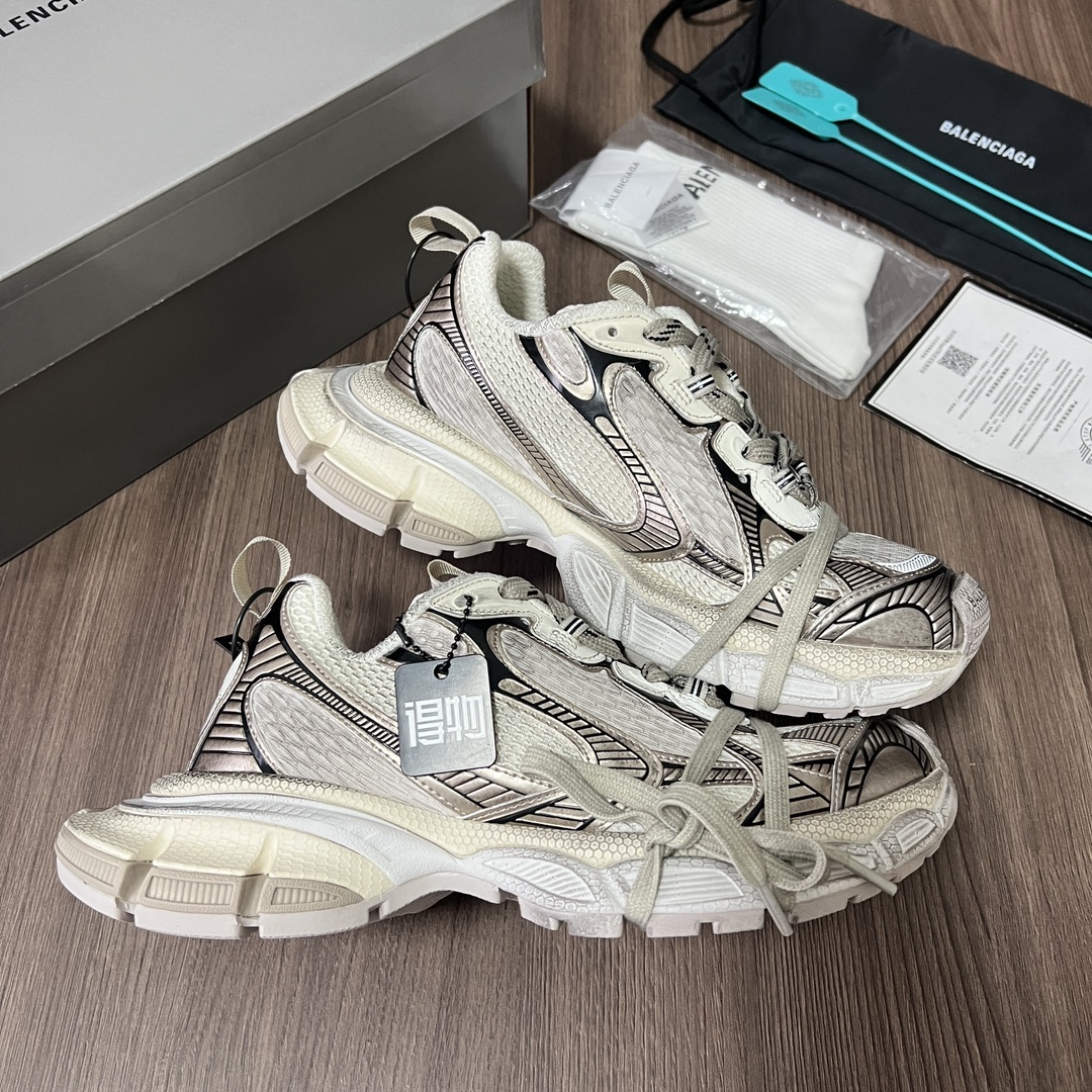 Balenciaga Balenciaga Phantom Sneaker 巴黎世家全新做旧十代古铜色潮流跑鞋 在延续 Track Trainer 户外轮廓和复杂鞋面结构的同时