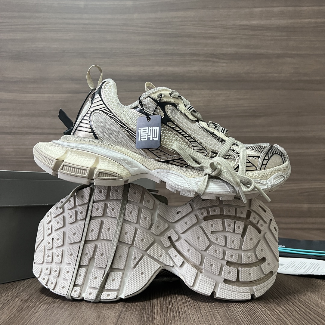 Balenciaga Balenciaga Phantom Sneaker 巴黎世家全新做旧十代古铜色潮流跑鞋 在延续 Track Trainer 户外轮廓和复杂鞋面结构的同时