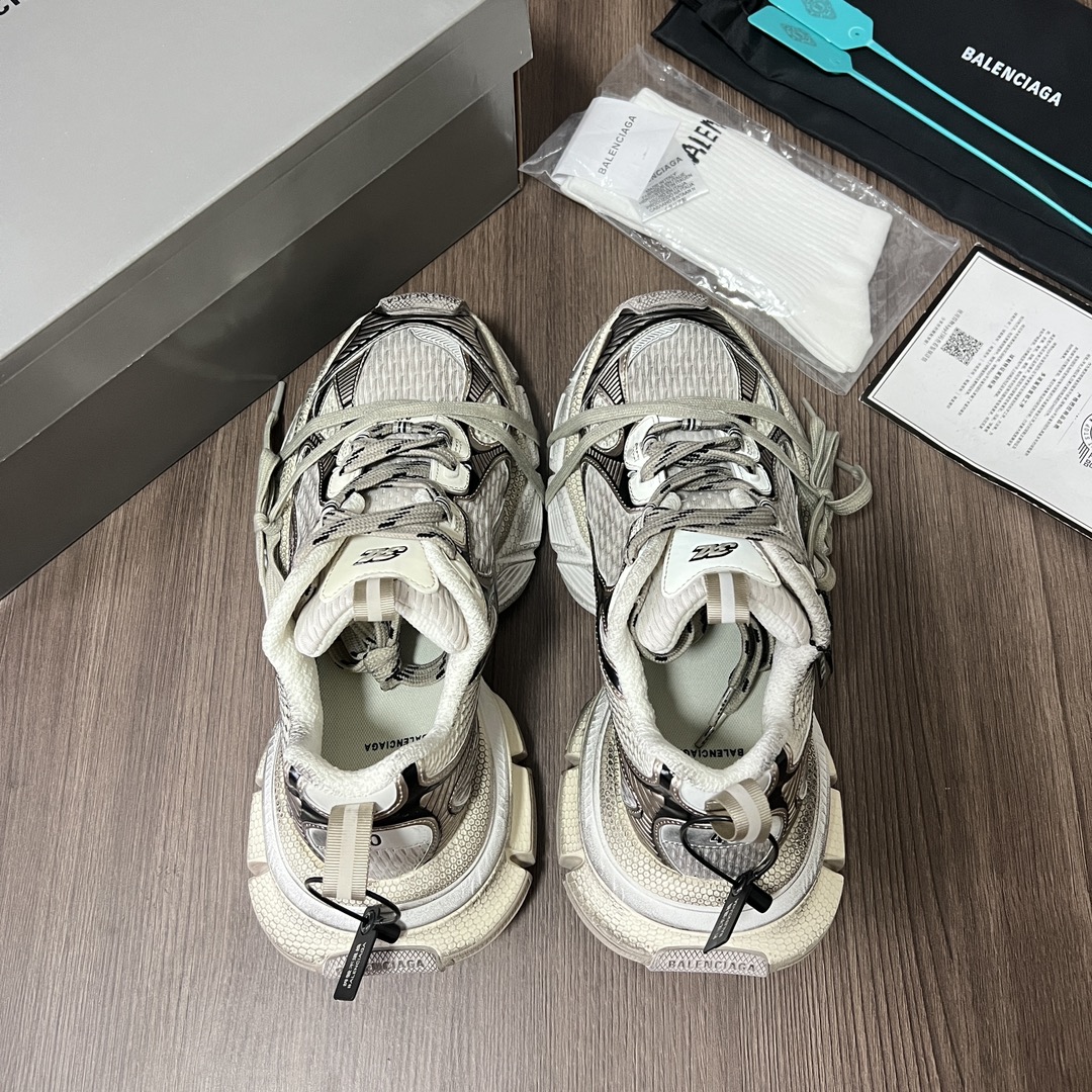 Balenciaga Balenciaga Phantom Sneaker 巴黎世家全新做旧十代古铜色潮流跑鞋 在延续 Track Trainer 户外轮廓和复杂鞋面结构的同时