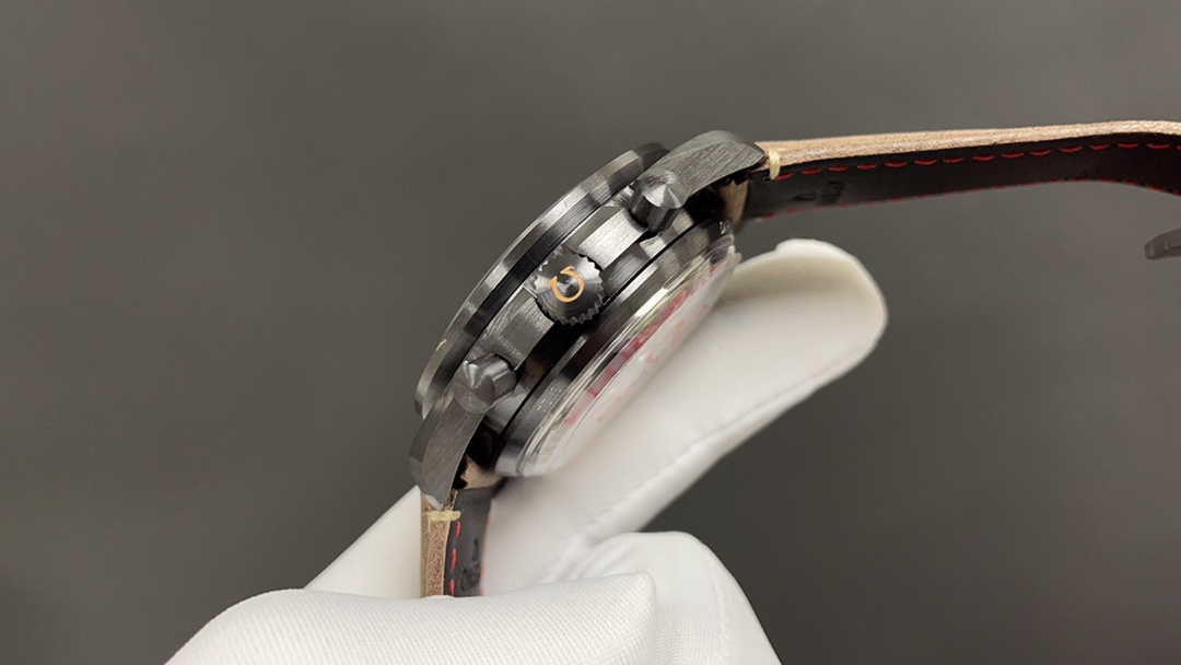 Omega 欧米茄 超霸 月之暗面 陶瓷壳 44mm 9300机