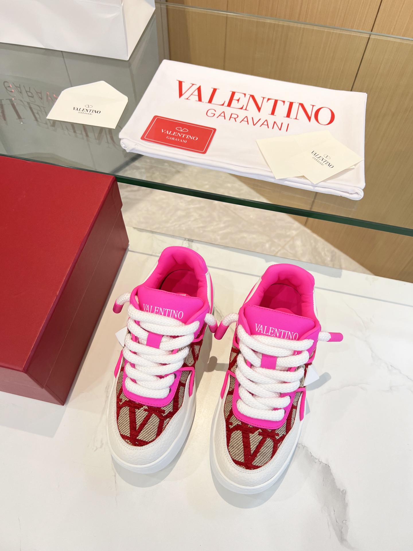 𝑽𝒂𝒍𝒆𝒏𝒕𝒊𝒏𝒐 Valentino 𝑶𝒏𝒆𝑺𝒕𝒖𝒅 Colección de zapatillas para parejas Valentino New Coupl