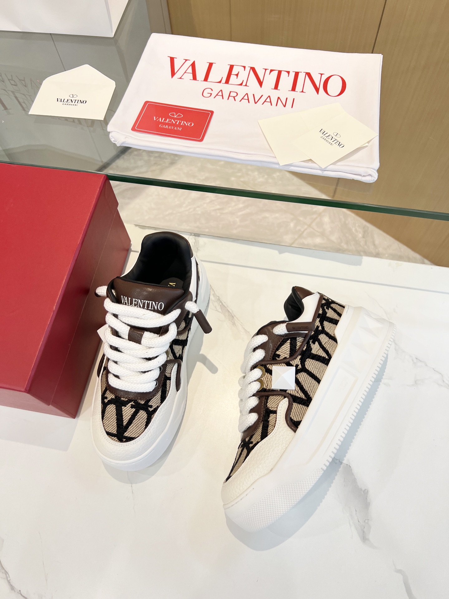 𝑽𝒂𝒍𝒆𝒏𝒕𝒊𝒏𝒐 Valentino 𝑶𝒏𝒆𝑺𝒕𝒖𝒅 Colección de zapatillas para parejas Valentino New Coupl
