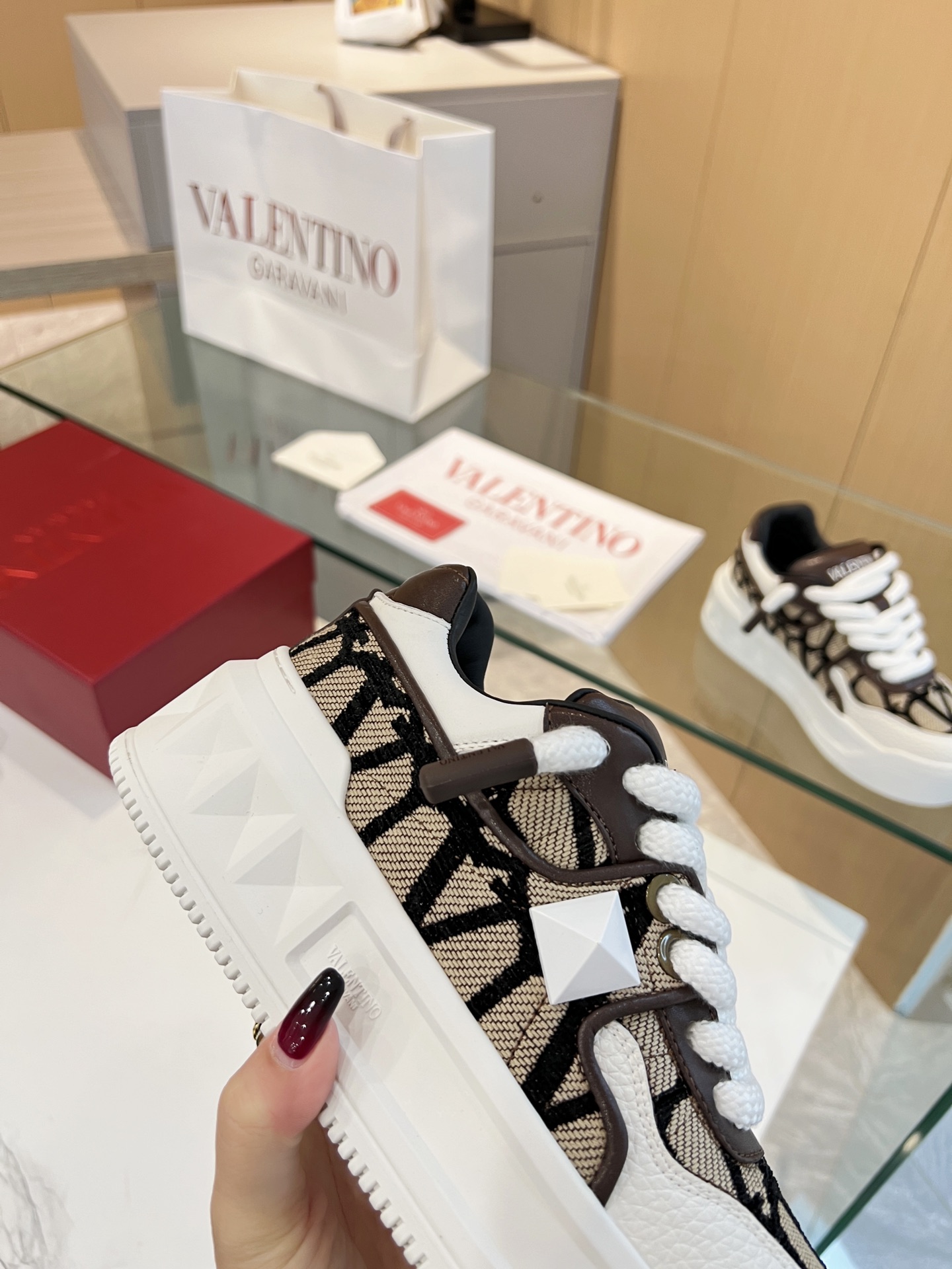 𝑽𝒂𝒍𝒆𝒏𝒕𝒊𝒏𝒐 Valentino 𝑶𝒏𝒆𝑺𝒕𝒖𝒅 Colección de zapatillas para parejas Valentino New Coupl