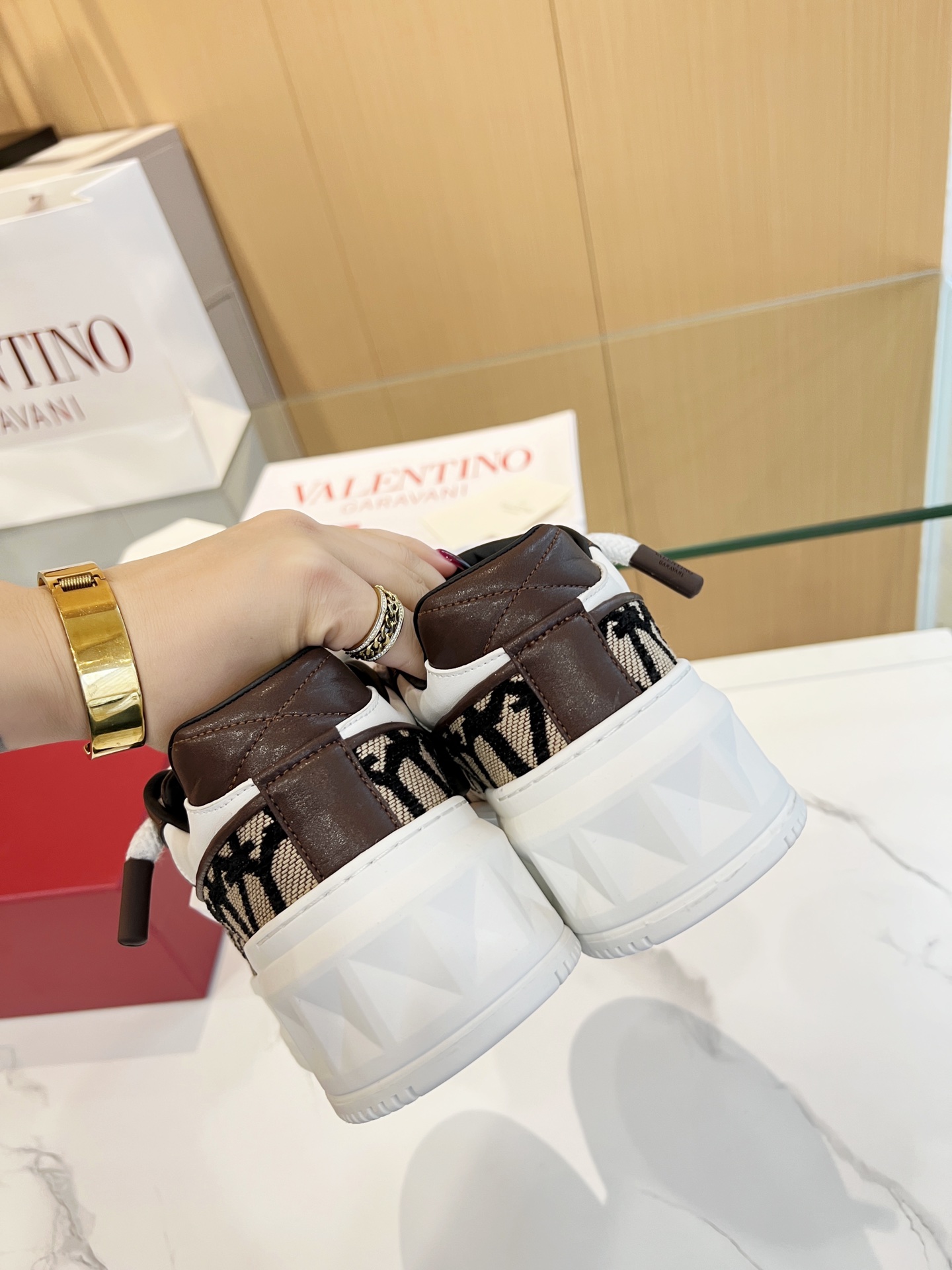 𝑽𝒂𝒍𝒆𝒏𝒕𝒊𝒏𝒐 Valentino 𝑶𝒏𝒆𝑺𝒕𝒖𝒅 Colección de zapatillas para parejas Valentino New Coupl