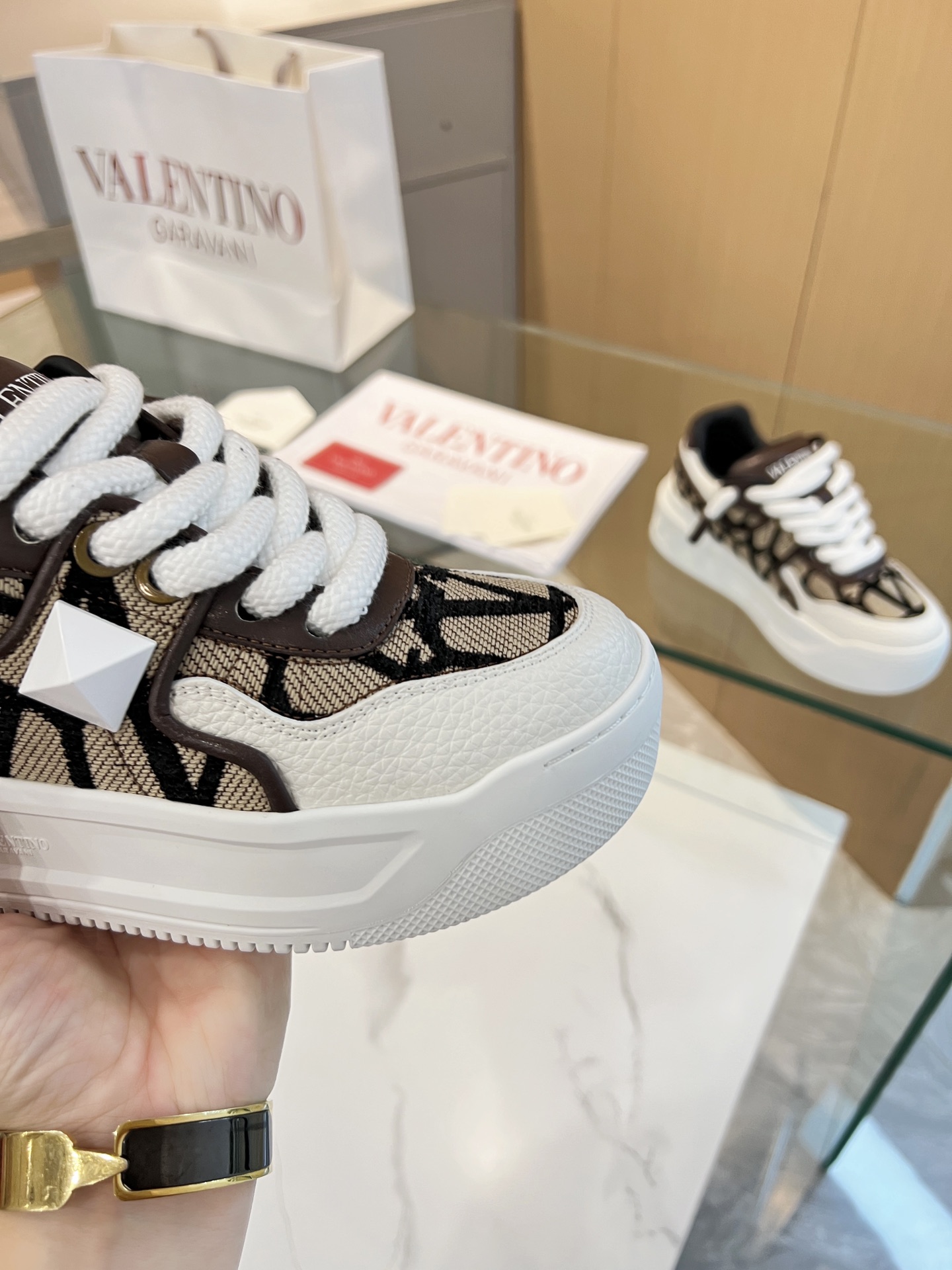 𝑽𝒂𝒍𝒆𝒏𝒕𝒊𝒏𝒐 Valentino 𝑶𝒏𝒆𝑺𝒕𝒖𝒅 Colección de zapatillas para parejas Valentino New Coupl