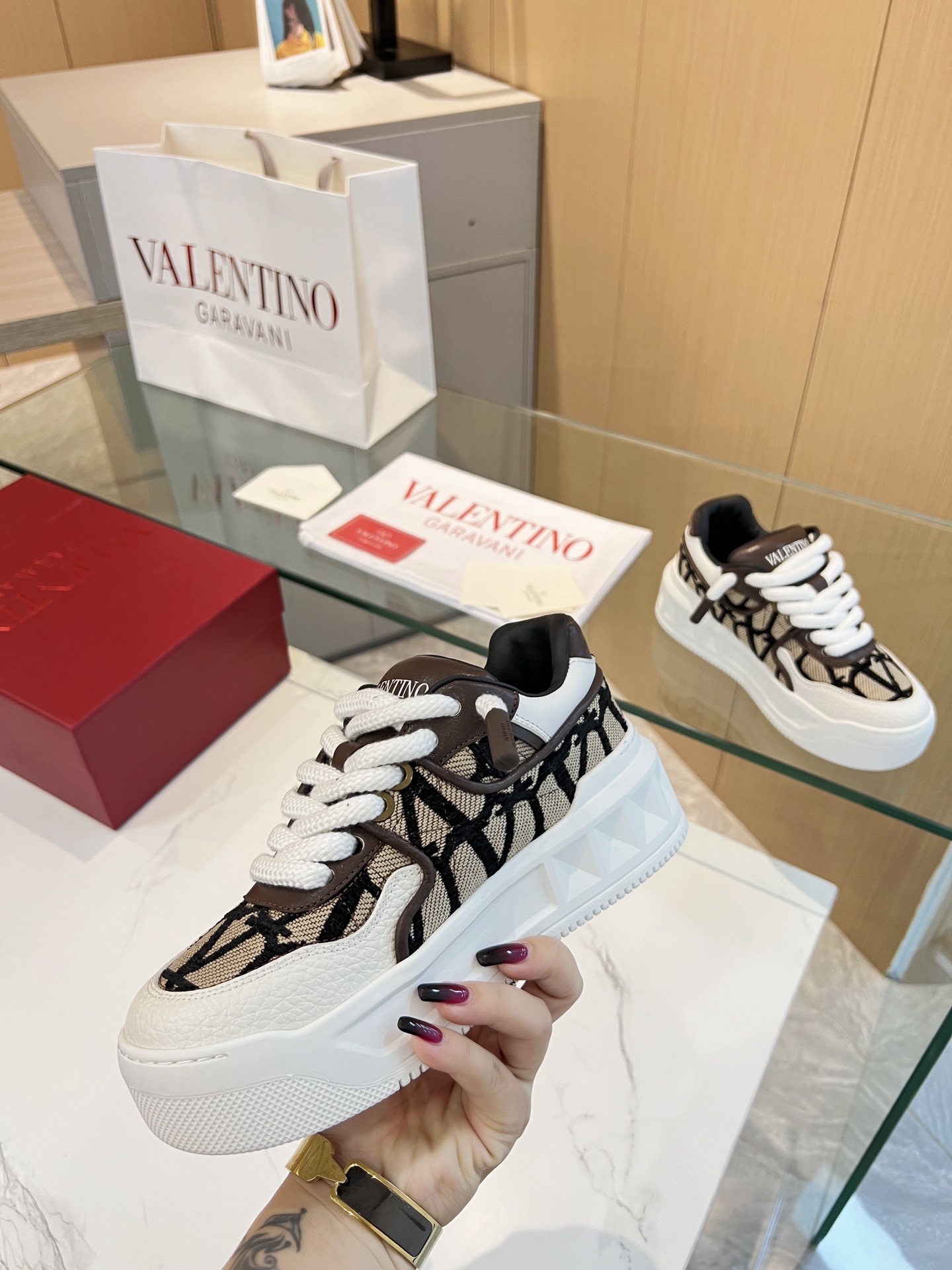 𝑽𝒂𝒍𝒆𝒏𝒕𝒊𝒏𝒐 Valentino 𝑶𝒏𝒆𝑺𝒕𝒖𝒅 Colección de zapatillas para parejas Valentino New Coupl