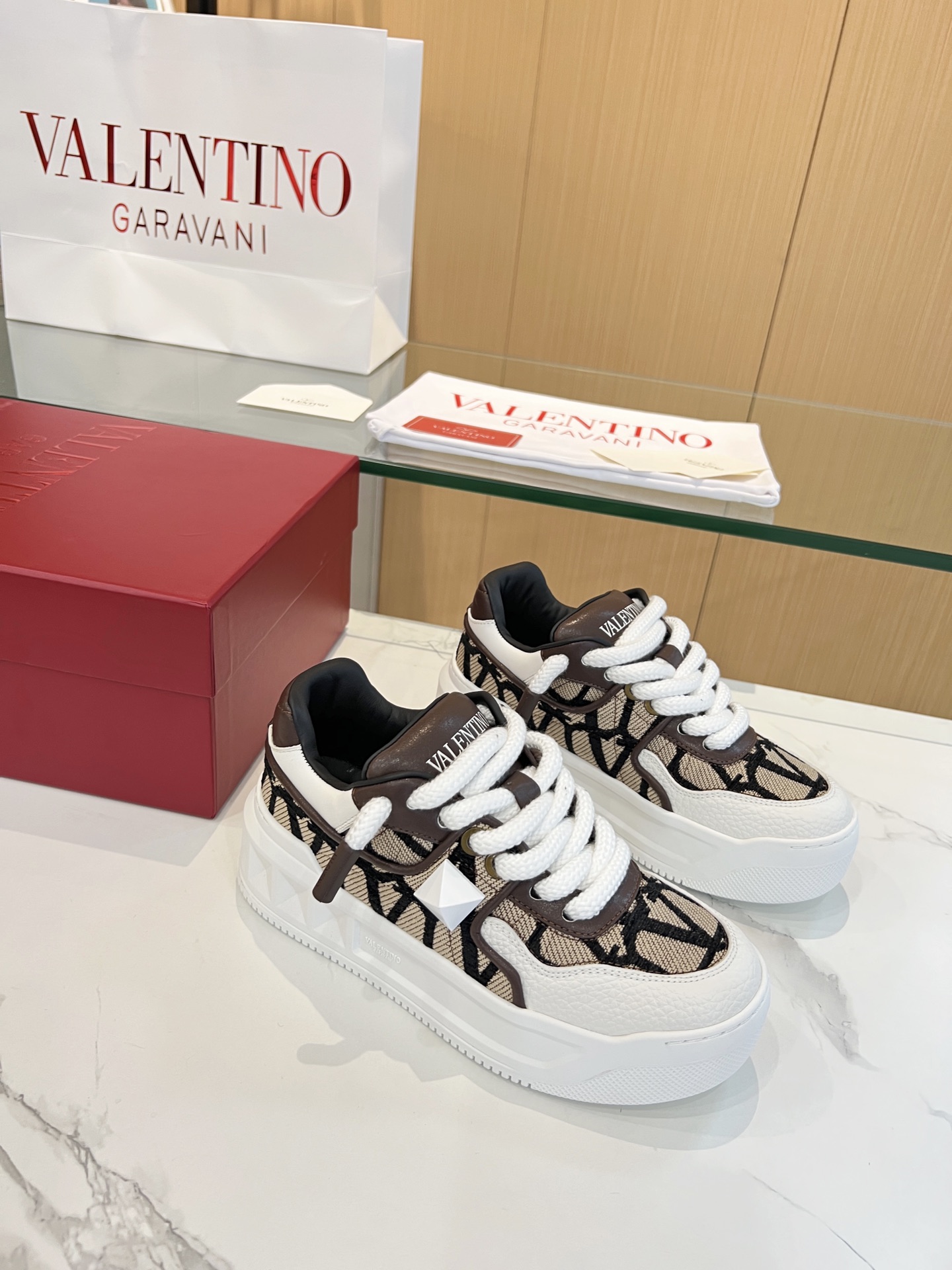 𝑽𝒂𝒍𝒆𝒏𝒕𝒊𝒏𝒐 Valentino 𝑶𝒏𝒆𝑺𝒕𝒖𝒅 Colección de zapatillas para parejas Valentino New Coupl