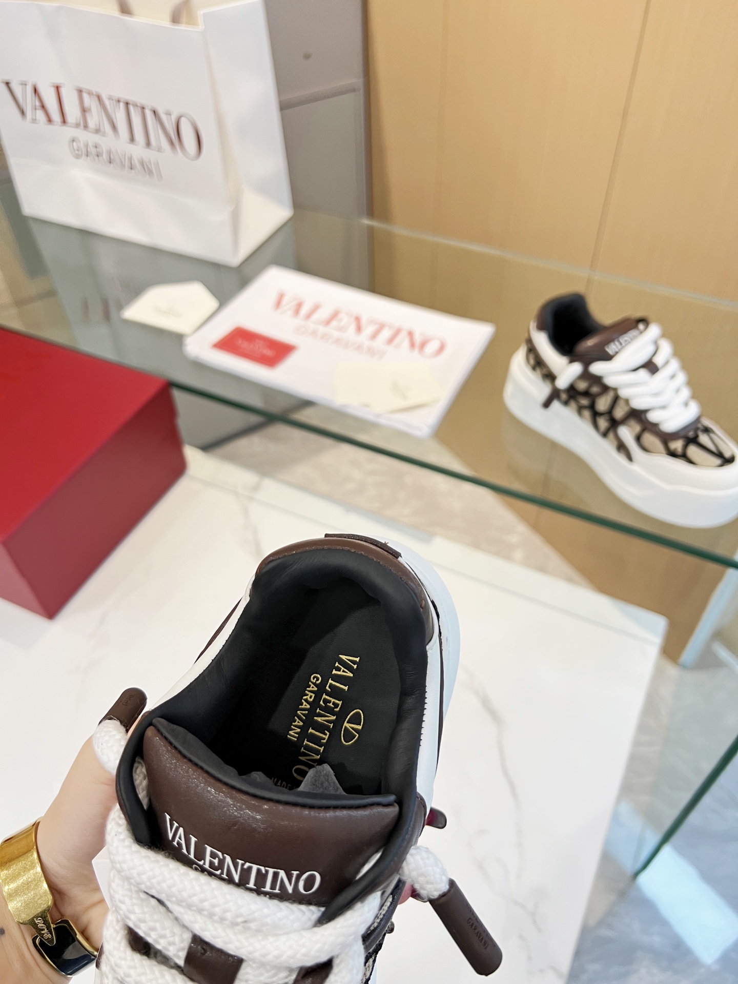 𝑽𝒂𝒍𝒆𝒏𝒕𝒊𝒏𝒐 Valentino 𝑶𝒏𝒆𝑺𝒕𝒖𝒅 Colección de zapatillas para parejas Valentino New Coupl