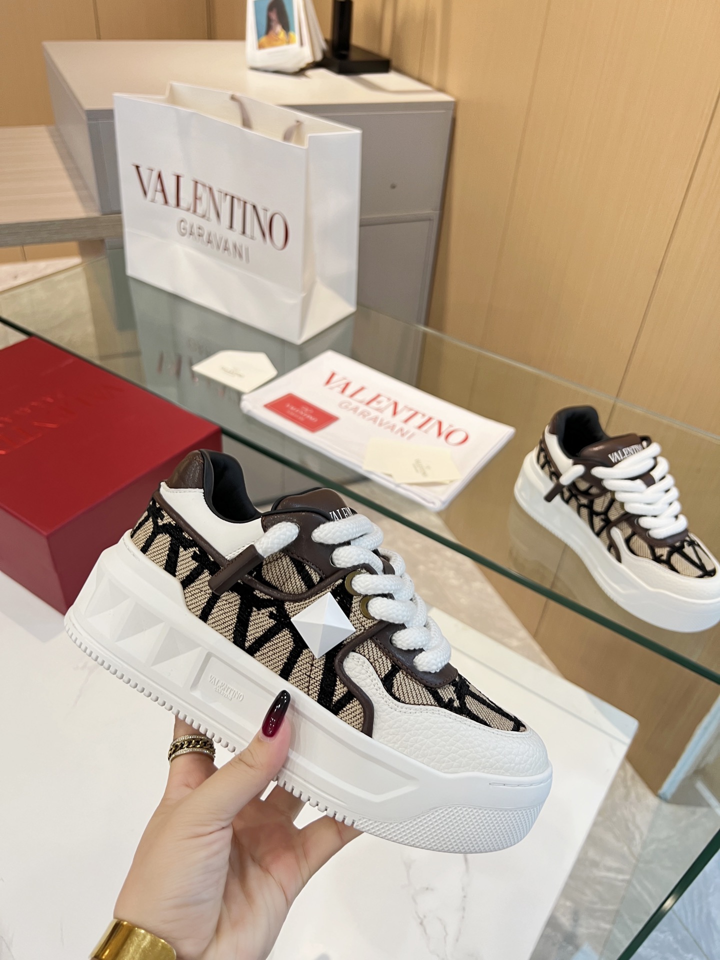 𝑽𝒂𝒍𝒆𝒏𝒕𝒊𝒏𝒐 Valentino 𝑶𝒏𝒆𝑺𝒕𝒖𝒅 Colección de zapatillas para parejas Valentino New Coupl