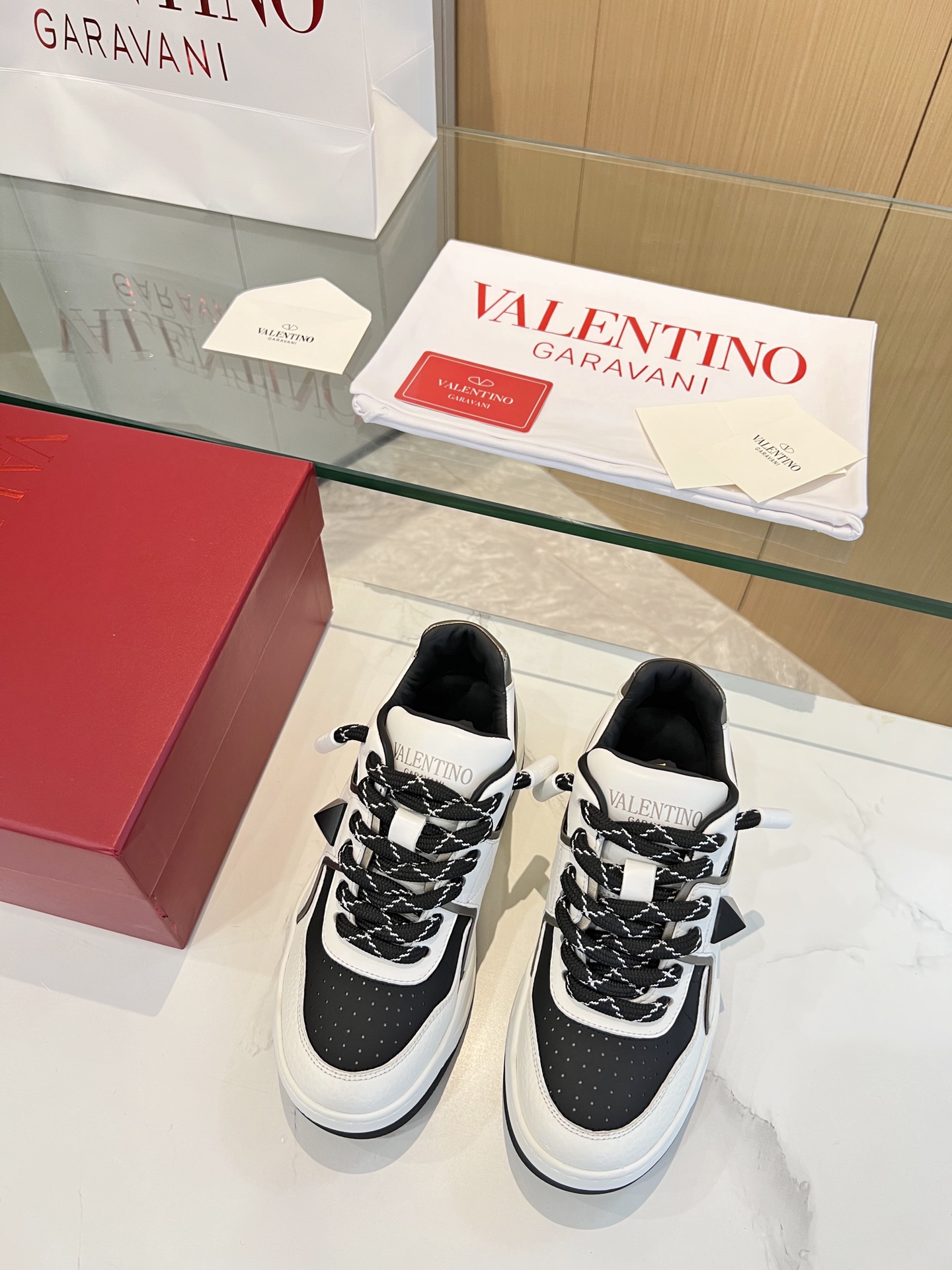 𝑽𝒂𝒍𝒆𝒏𝒕𝒊𝒏𝒐 Valentino 𝑶𝒏𝒆𝑺𝒕𝒖𝒅 Colección de zapatillas para parejas Valentino New Coupl