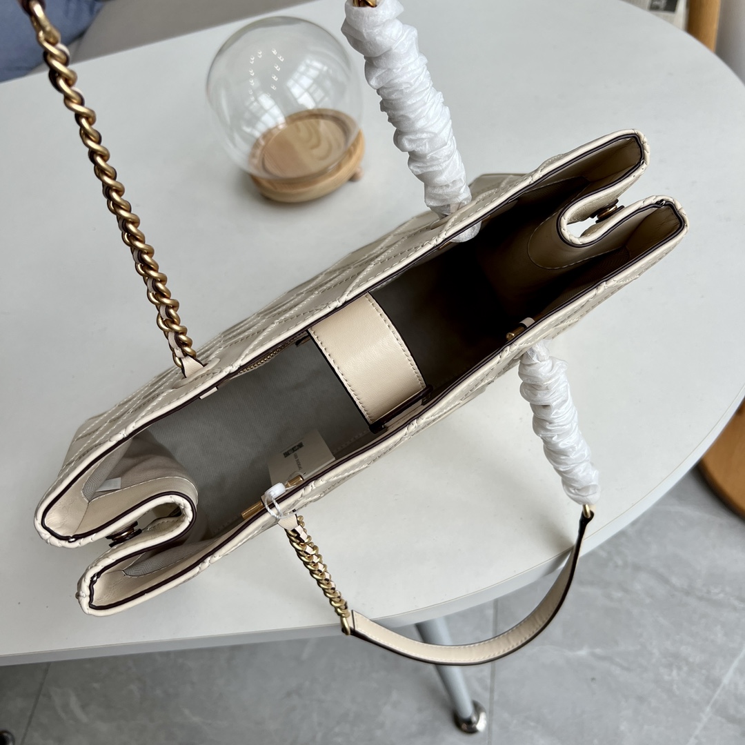 Tory Burch ToryBurch新款Fleming系列羊皮托特包 整体杏色的配色看上去非常温暖