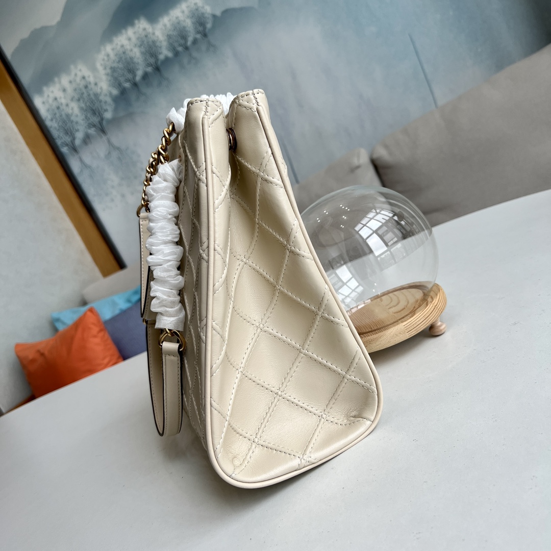 Tory Burch ToryBurch新款Fleming系列羊皮托特包 整体杏色的配色看上去非常温暖