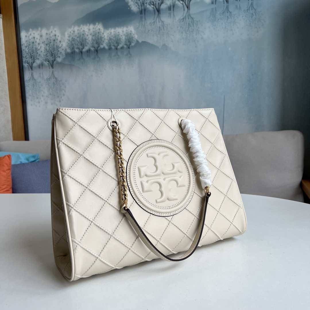 Tory Burch ToryBurch新款Fleming系列羊皮托特包 整体杏色的配色看上去非常温暖