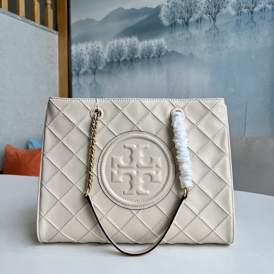 Tory Burch ToryBurch新款Fleming系列羊皮托特包 整体杏色的配色看上去非常温暖