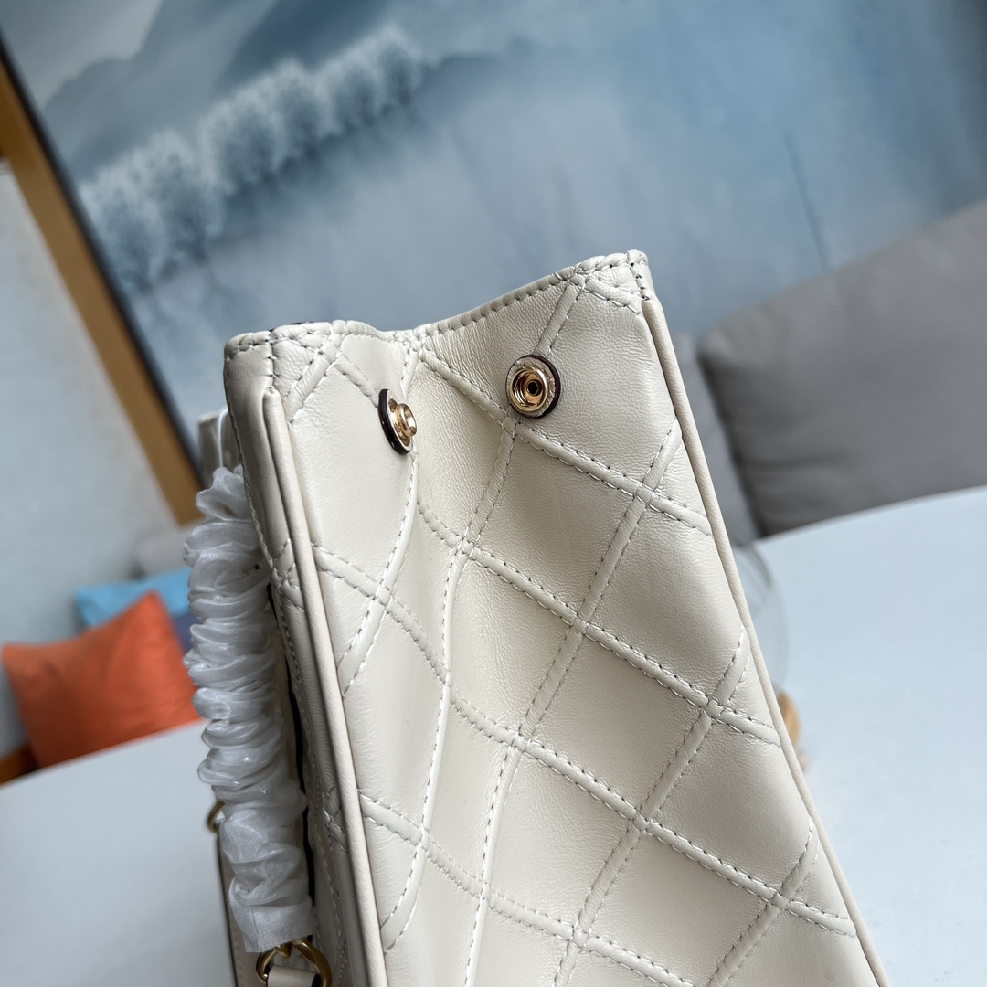 Tory Burch ToryBurch新款Fleming系列羊皮托特包 整体杏色的配色看上去非常温暖