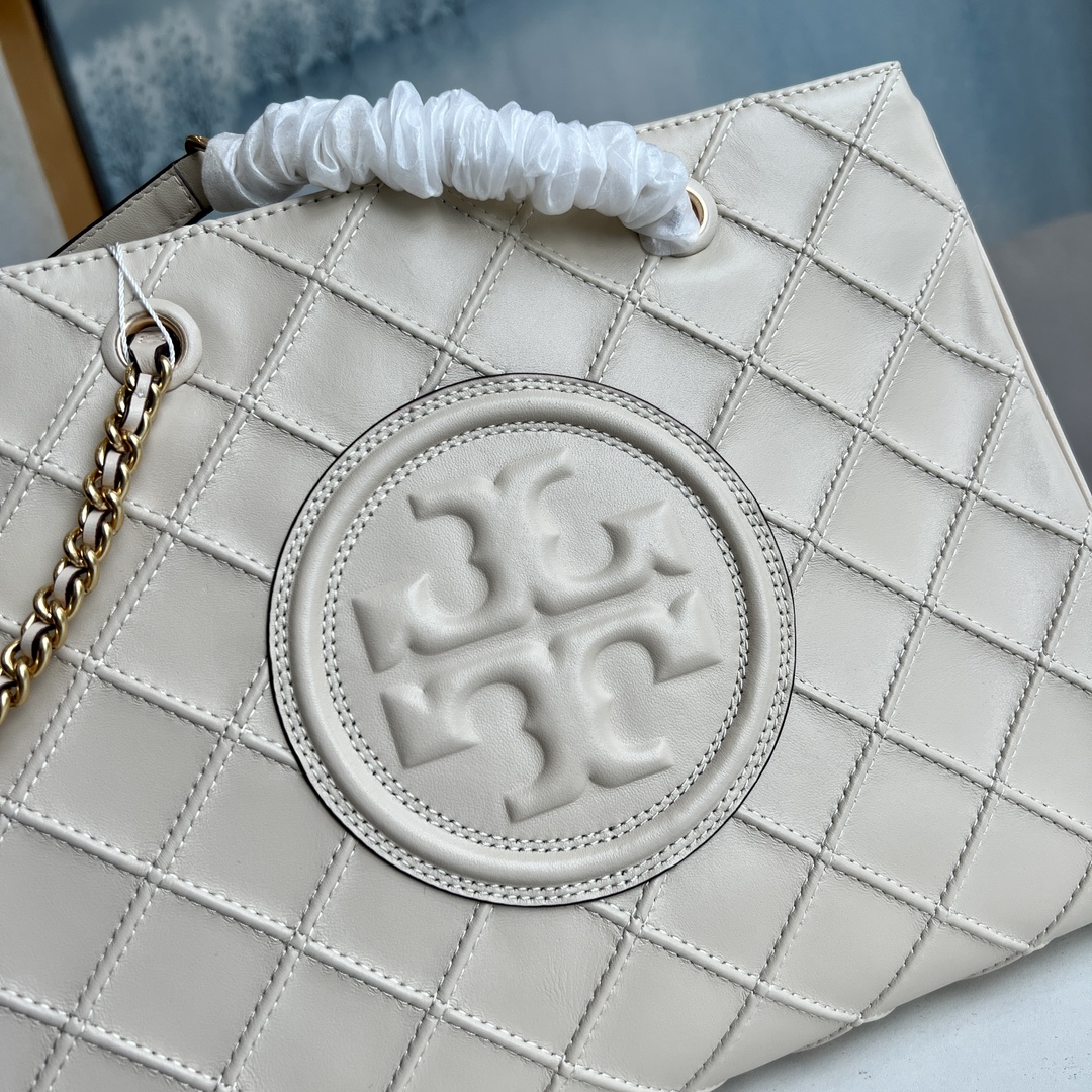 Tory Burch ToryBurch新款Fleming系列羊皮托特包 整体杏色的配色看上去非常温暖