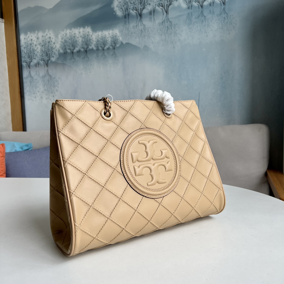 Tory Burch ToryBurch新款Fleming系列羊皮托特包 整体杏色的配色看上去非常温暖