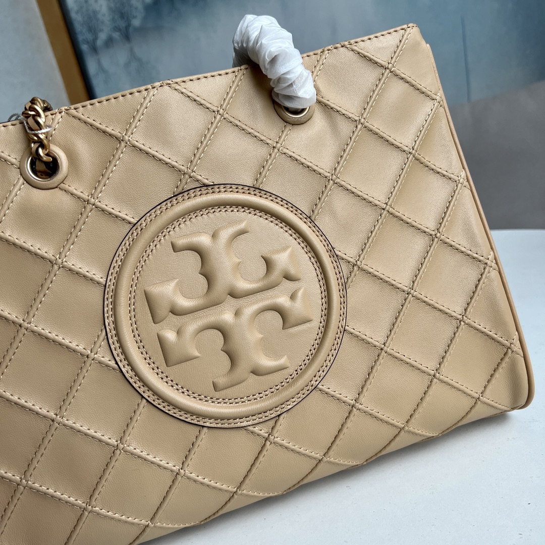 Tory Burch ToryBurch新款Fleming系列羊皮托特包 整体杏色的配色看上去非常温暖