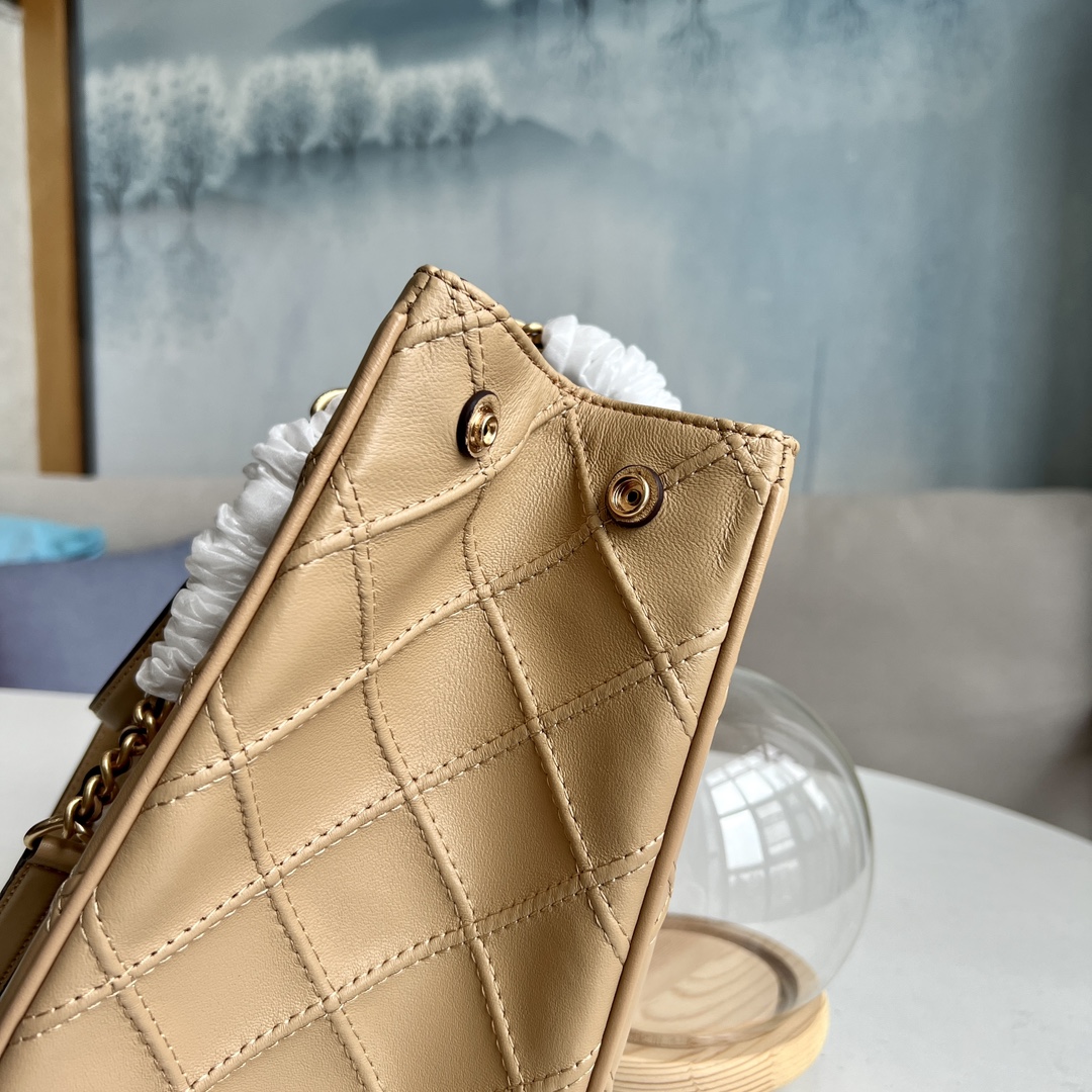 Tory Burch ToryBurch新款Fleming系列羊皮托特包 整体杏色的配色看上去非常温暖