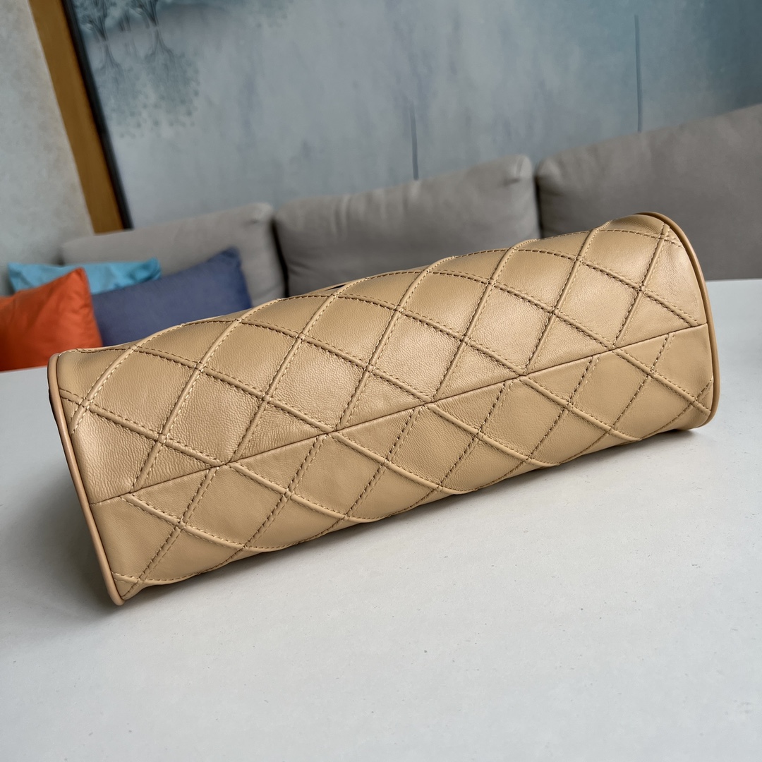 Tory Burch ToryBurch新款Fleming系列羊皮托特包 整体杏色的配色看上去非常温暖