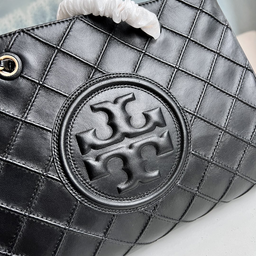 Tory Burch ToryBurch新款Fleming系列羊皮托特包 整体杏色的配色看上去非常温暖