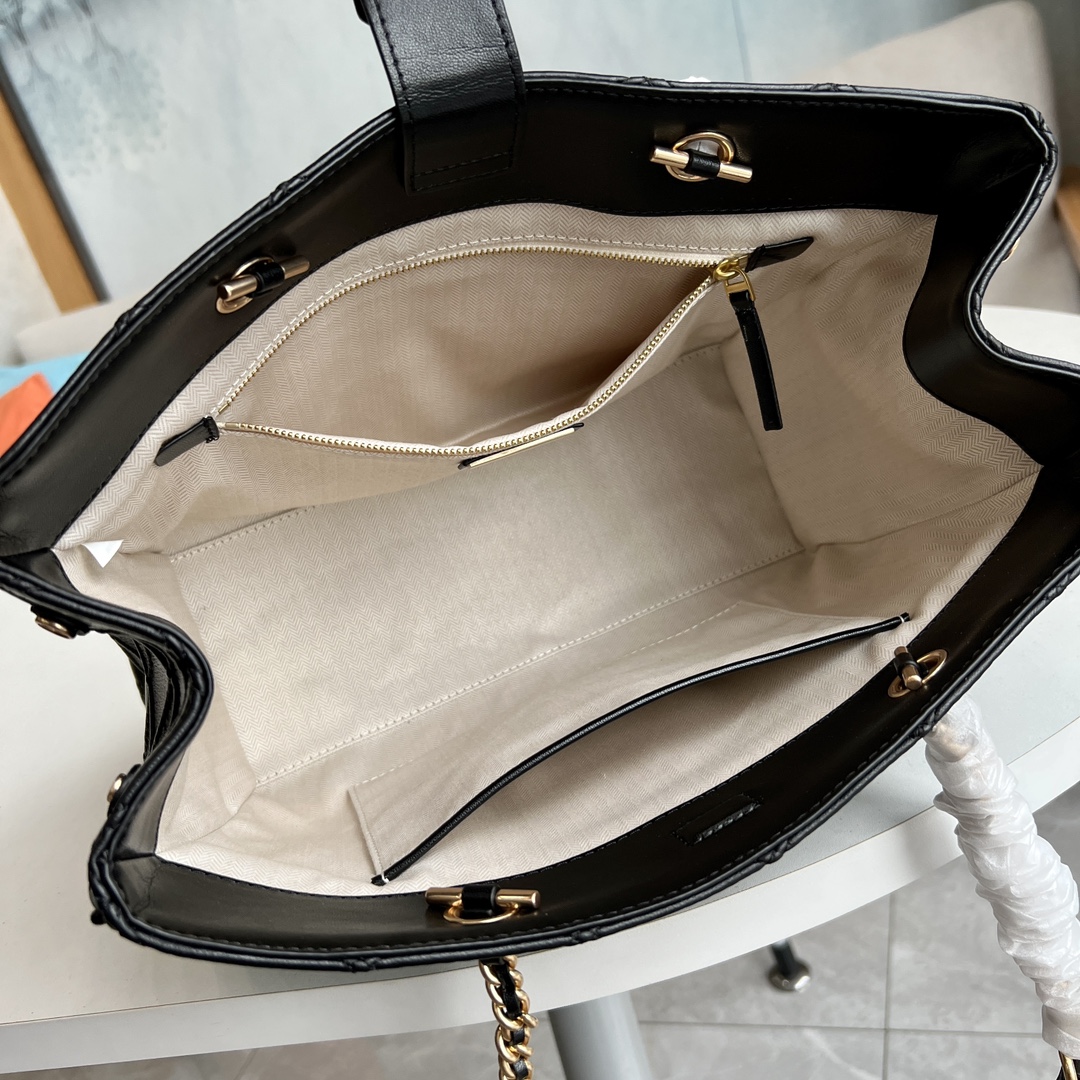 Tory Burch ToryBurch新款Fleming系列羊皮托特包 整体杏色的配色看上去非常温暖