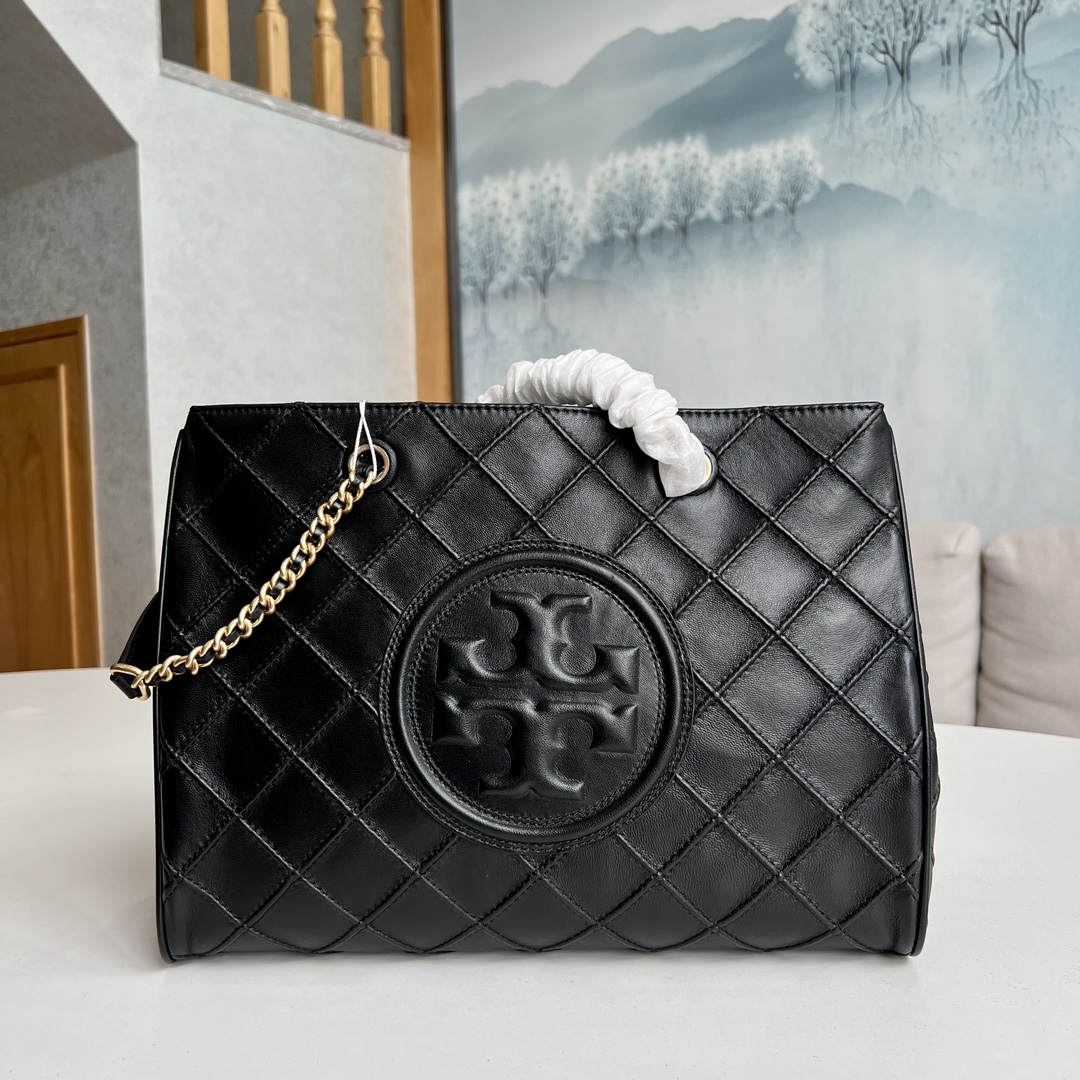Tory Burch ToryBurch新款Fleming系列羊皮托特包 整体杏色的配色看上去非常温暖