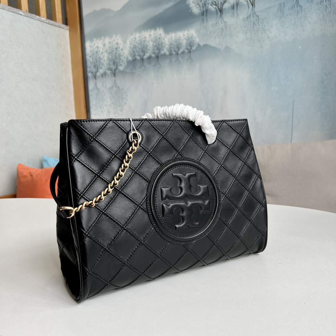 Tory Burch ToryBurch新款Fleming系列羊皮托特包 整体杏色的配色看上去非常温暖