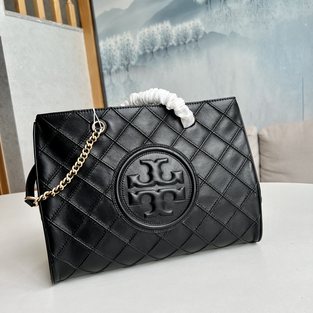 Tory Burch ToryBurch新款Fleming系列羊皮托特包 整体杏色的配色看上去非常温暖