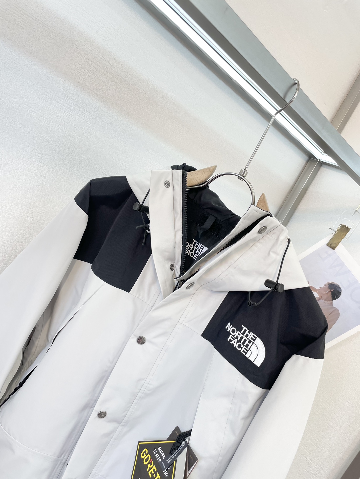 The North Face 1990 Series Gore-Tex Jacket: Windproof, Waterproof, High-Quality Outdoor Gear - 图片 2