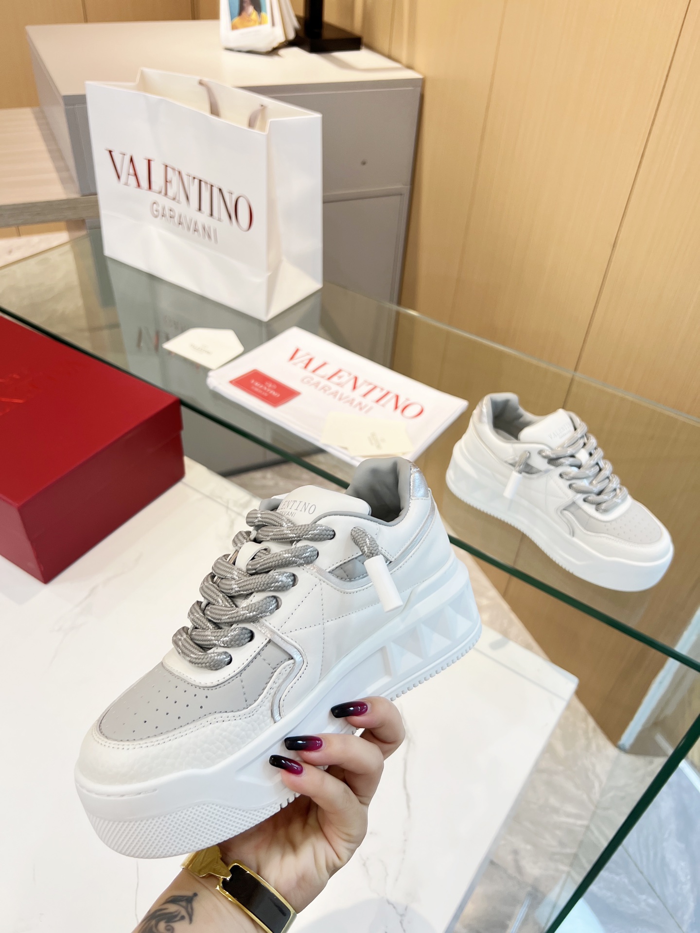 𝑽𝒂𝒍𝒆𝒏𝒕𝒊𝒏𝒐 Valentino 𝑶𝒏𝒆𝑺𝒕𝒖𝒅 Colección de zapatillas para parejas Valentino New Coupl