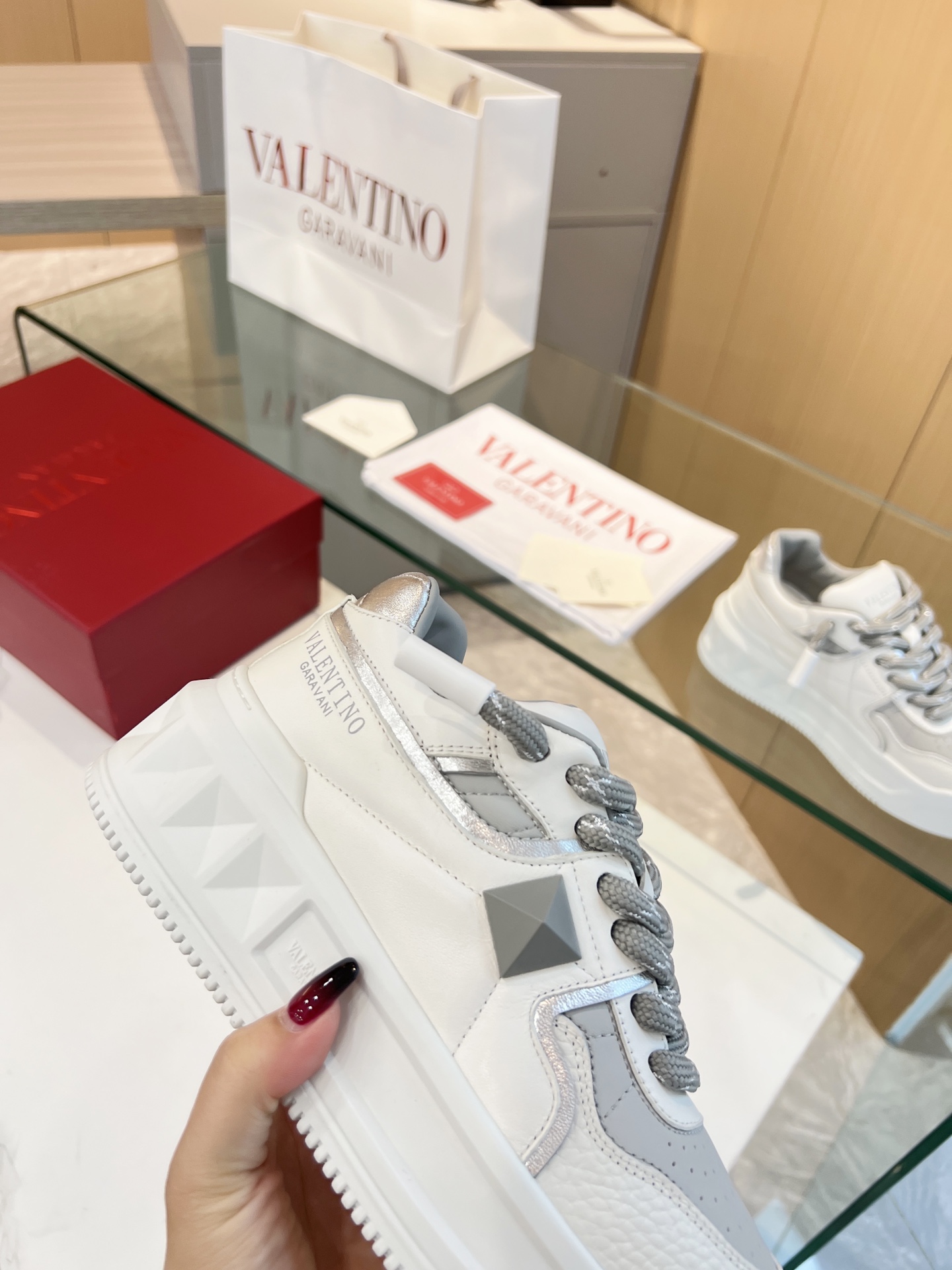 𝑽𝒂𝒍𝒆𝒏𝒕𝒊𝒏𝒐 Valentino 𝑶𝒏𝒆𝑺𝒕𝒖𝒅 Colección de zapatillas para parejas Valentino New Coupl