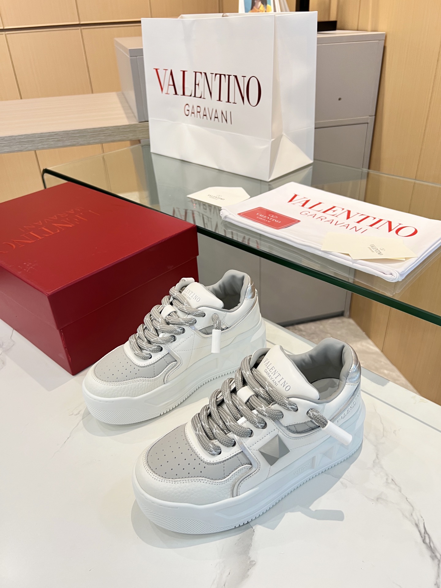 𝑽𝒂𝒍𝒆𝒏𝒕𝒊𝒏𝒐 Valentino 𝑶𝒏𝒆𝑺𝒕𝒖𝒅 Colección de zapatillas para parejas Valentino New Coupl