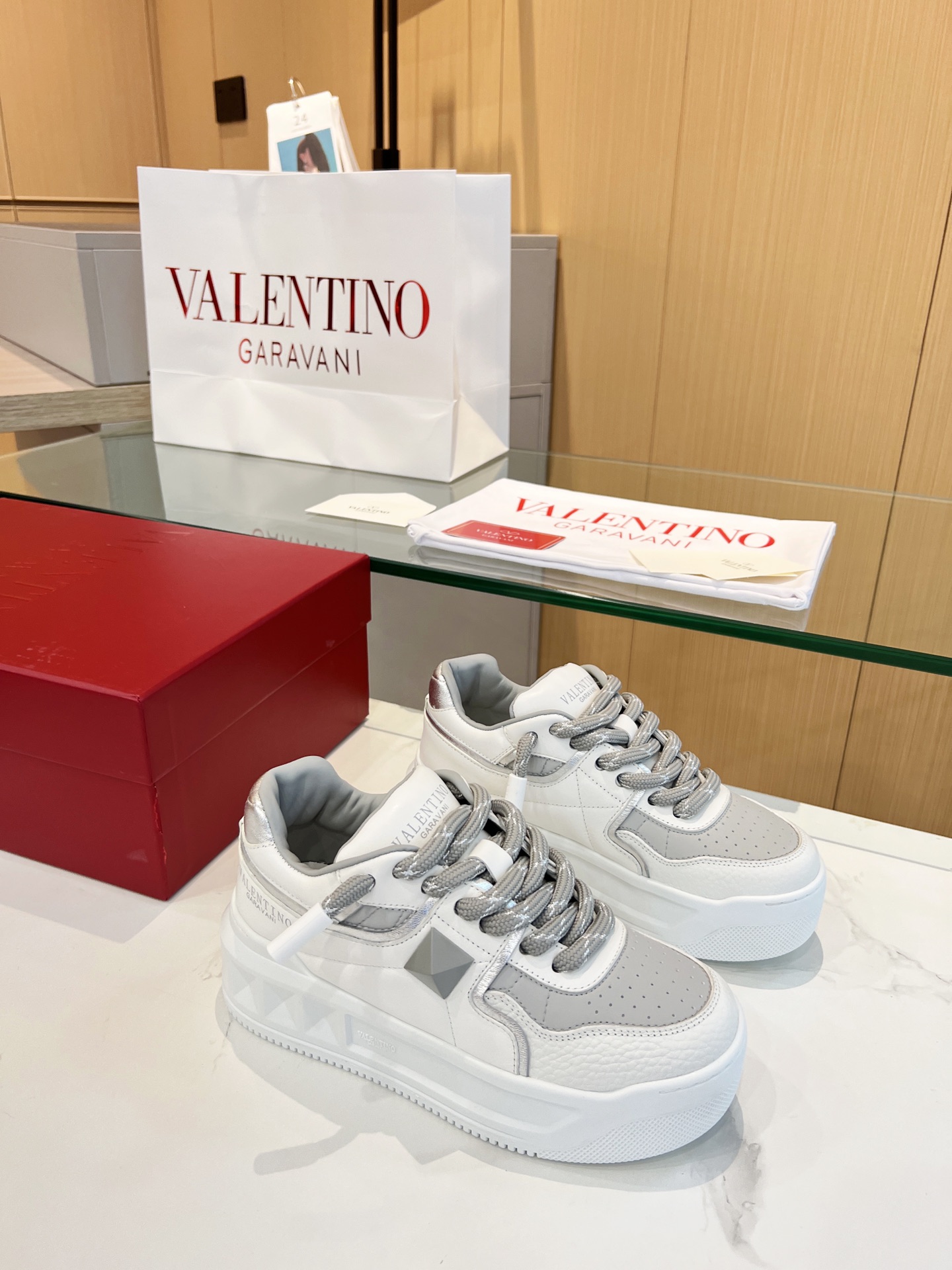𝑽𝒂𝒍𝒆𝒏𝒕𝒊𝒏𝒐 Valentino 𝑶𝒏𝒆𝑺𝒕𝒖𝒅 Colección de zapatillas para parejas Valentino New Coupl