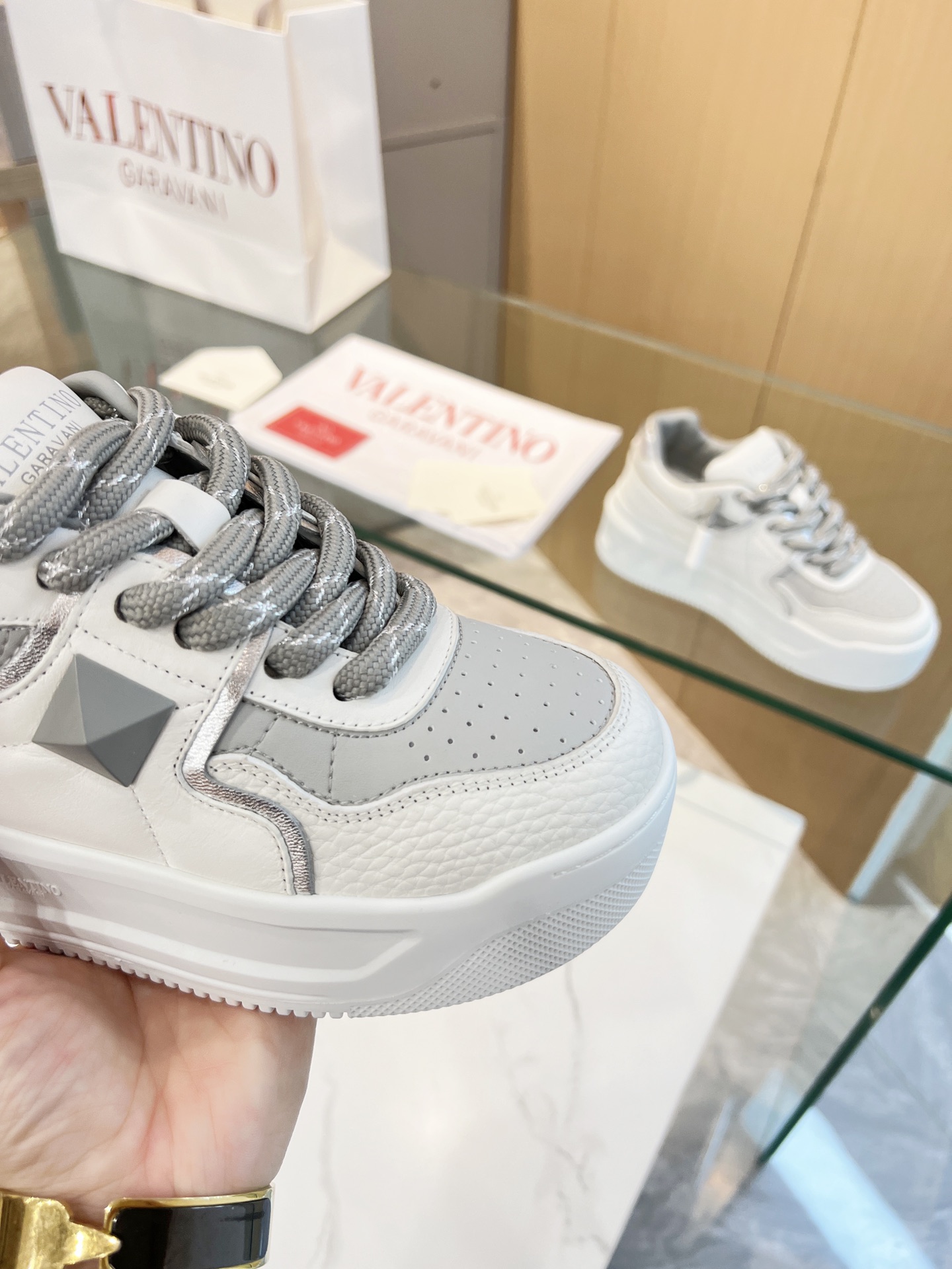 𝑽𝒂𝒍𝒆𝒏𝒕𝒊𝒏𝒐 Valentino 𝑶𝒏𝒆𝑺𝒕𝒖𝒅 Colección de zapatillas para parejas Valentino New Coupl