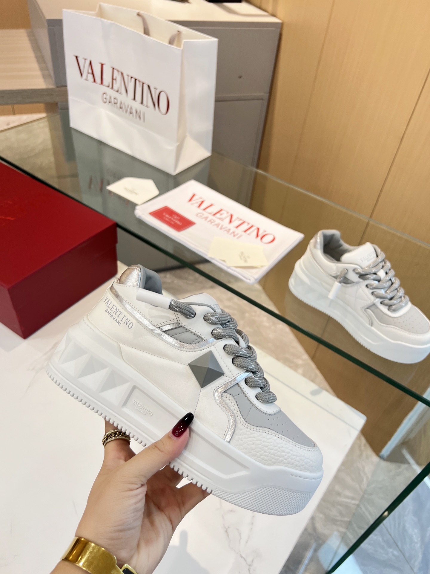 𝑽𝒂𝒍𝒆𝒏𝒕𝒊𝒏𝒐 Valentino 𝑶𝒏𝒆𝑺𝒕𝒖𝒅 Colección de zapatillas para parejas Valentino New Coupl