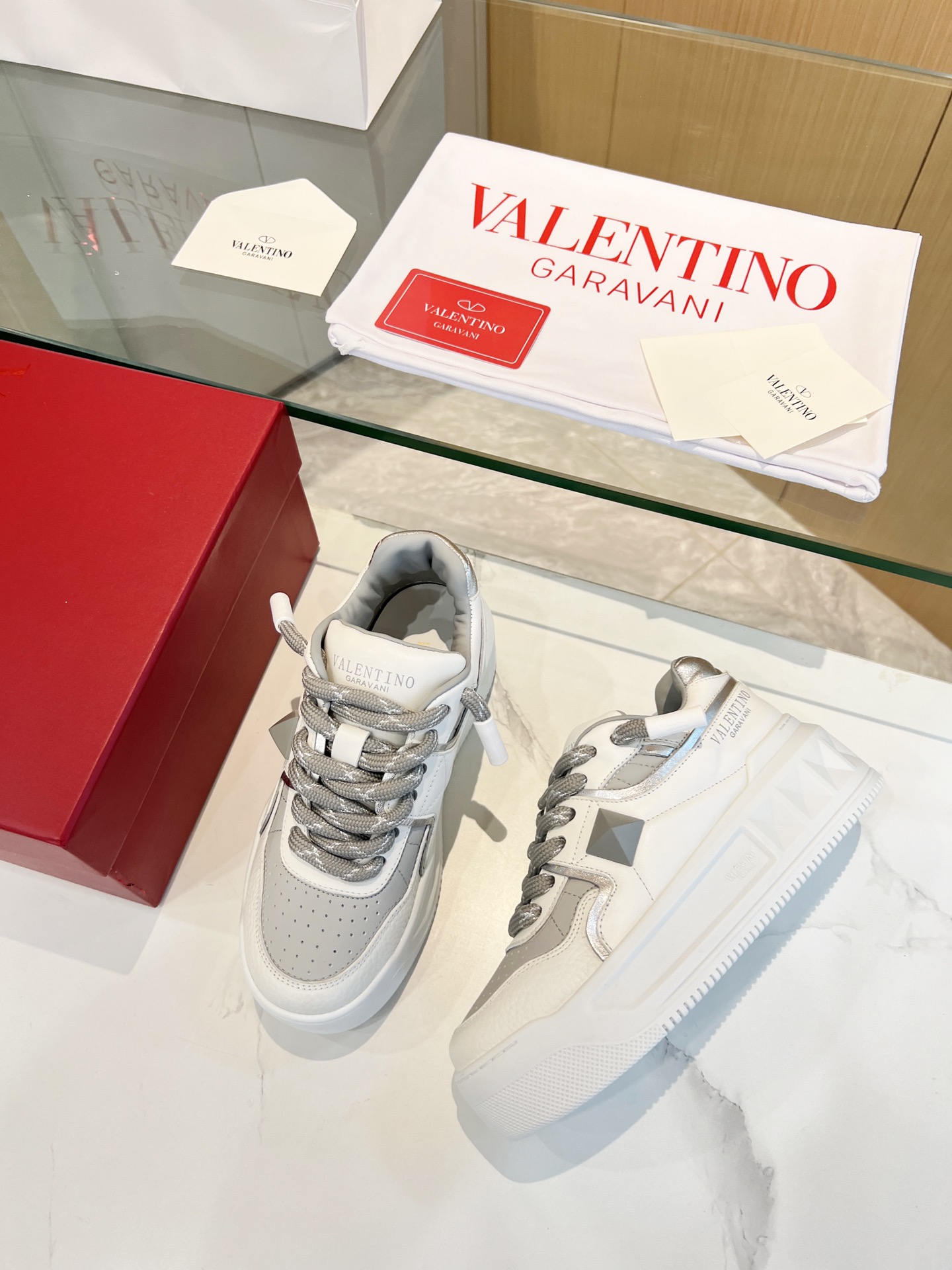 𝑽𝒂𝒍𝒆𝒏𝒕𝒊𝒏𝒐 Valentino 𝑶𝒏𝒆𝑺𝒕𝒖𝒅 Colección de zapatillas para parejas Valentino New Coupl