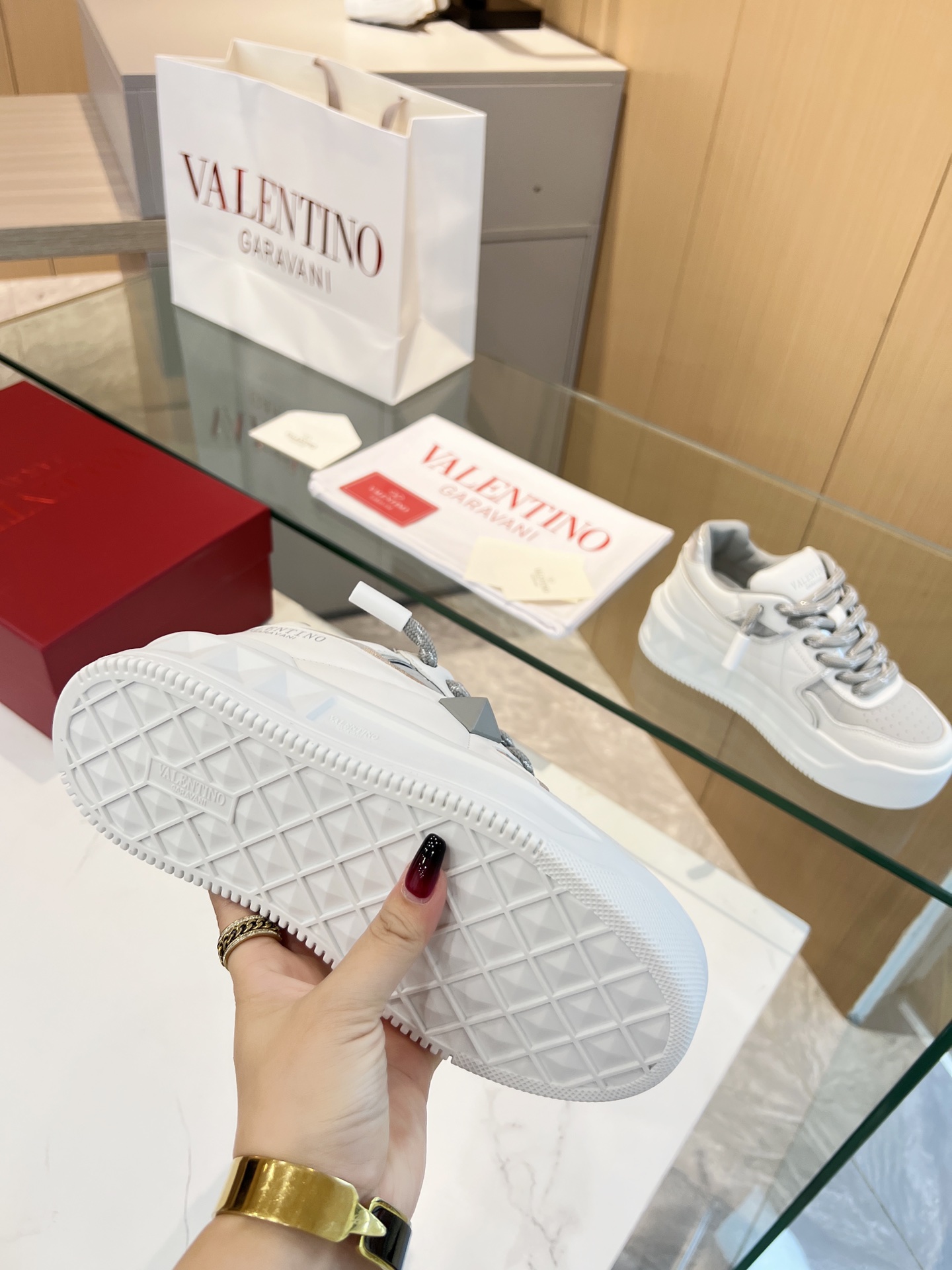 𝑽𝒂𝒍𝒆𝒏𝒕𝒊𝒏𝒐 Valentino 𝑶𝒏𝒆𝑺𝒕𝒖𝒅 Colección de zapatillas para parejas Valentino New Coupl