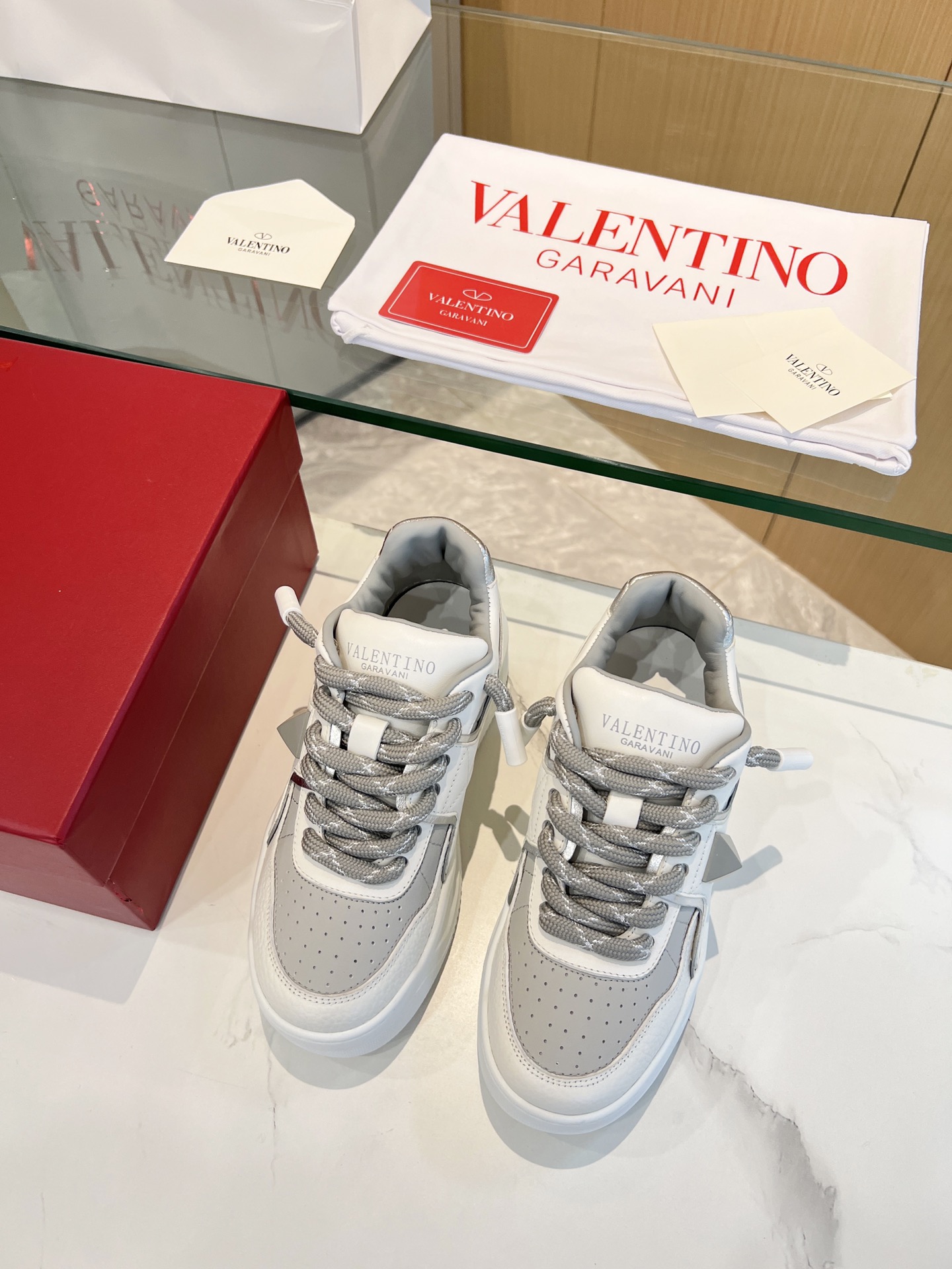 𝑽𝒂𝒍𝒆𝒏𝒕𝒊𝒏𝒐 Valentino 𝑶𝒏𝒆𝑺𝒕𝒖𝒅 Colección de zapatillas para parejas Valentino New Coupl