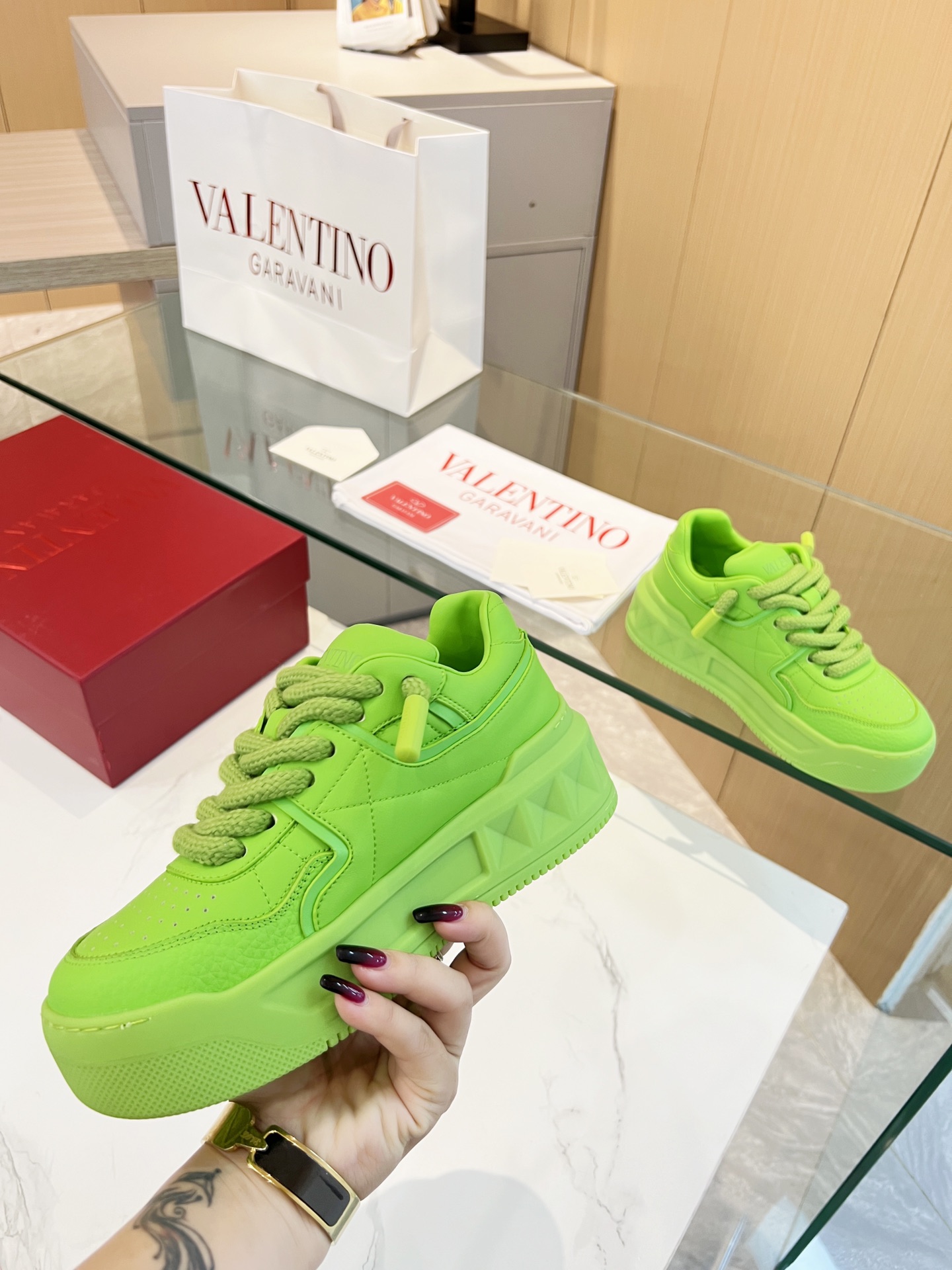 𝑽𝒂𝒍𝒆𝒏𝒕𝒊𝒏𝒐 Valentino 𝑶𝒏𝒆𝑺𝒕𝒖𝒅 Colección de zapatillas para parejas Valentino New Coupl