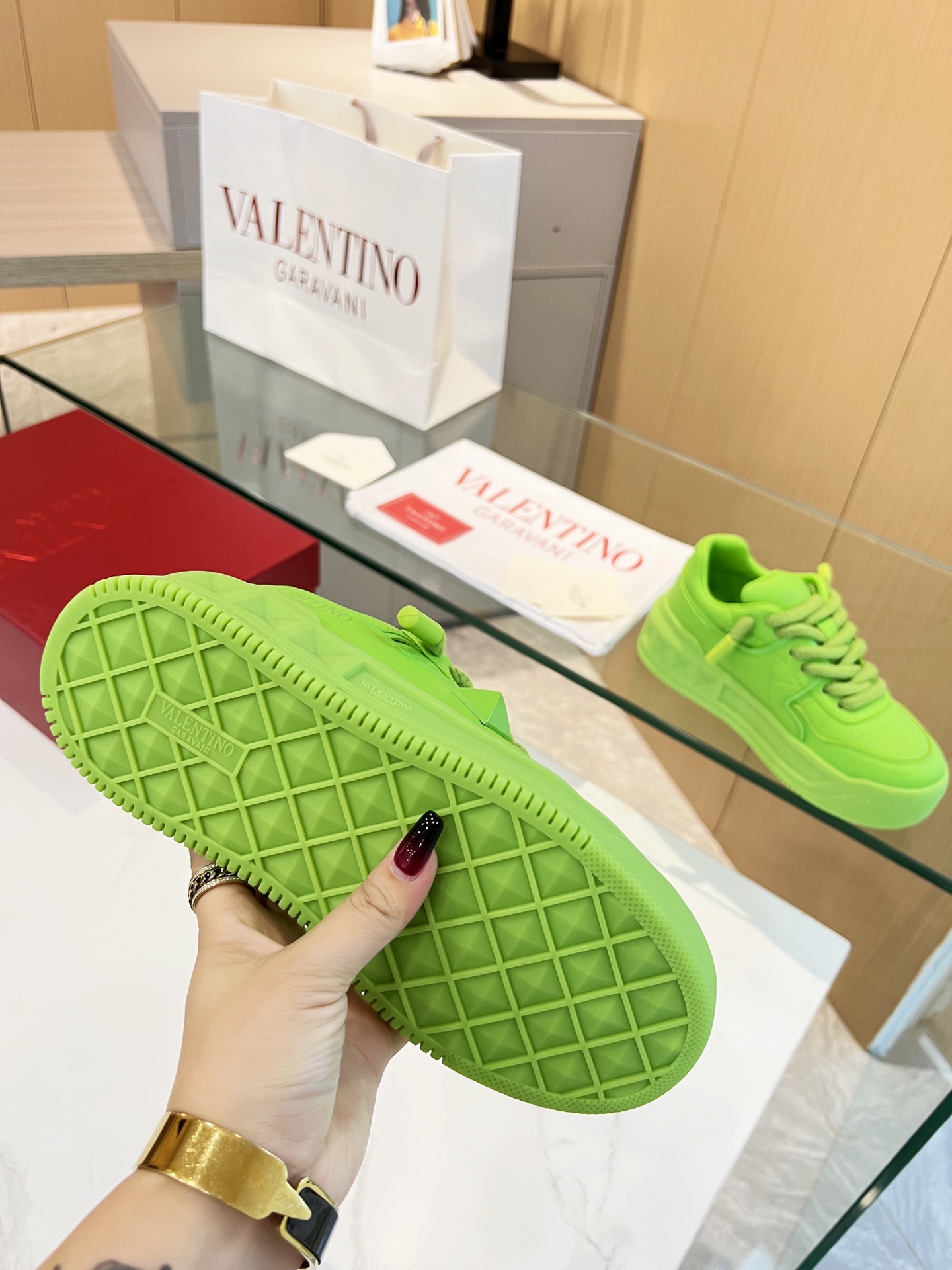 𝑽𝒂𝒍𝒆𝒏𝒕𝒊𝒏𝒐 Valentino 𝑶𝒏𝒆𝑺𝒕𝒖𝒅 Colección de zapatillas para parejas Valentino New Coupl