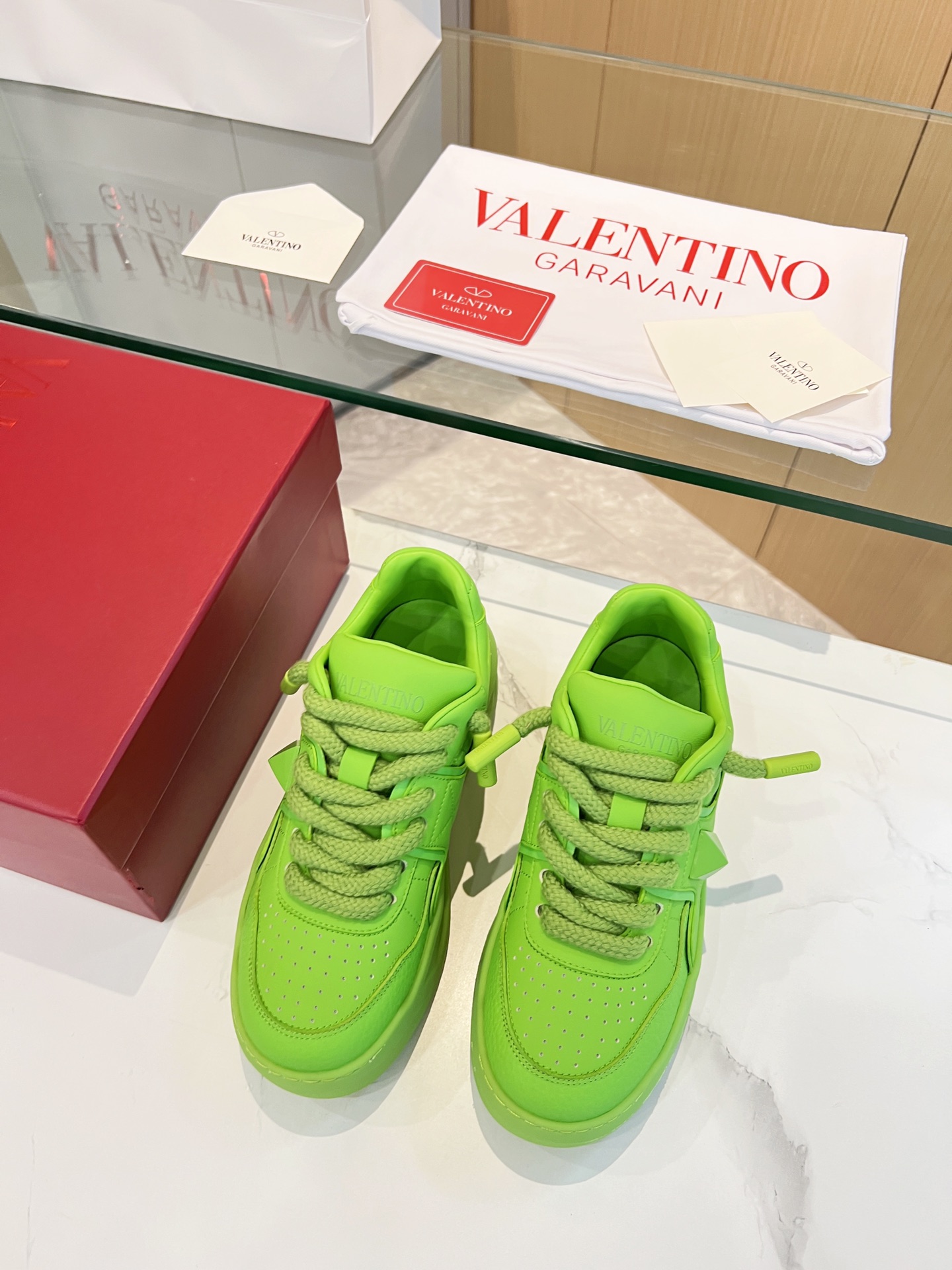 𝑽𝒂𝒍𝒆𝒏𝒕𝒊𝒏𝒐 Valentino 𝑶𝒏𝒆𝑺𝒕𝒖𝒅 Colección de zapatillas para parejas Valentino New Coupl
