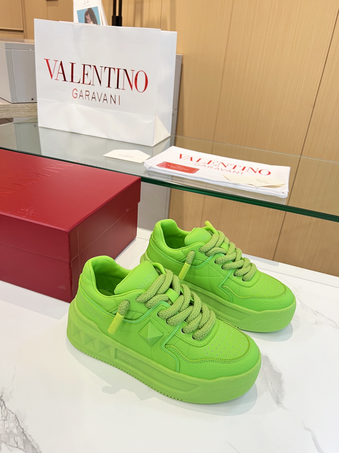 𝑽𝒂𝒍𝒆𝒏𝒕𝒊𝒏𝒐 Valentino 𝑶𝒏𝒆𝑺𝒕𝒖𝒅 Colección de zapatillas para parejas Valentino New Coupl