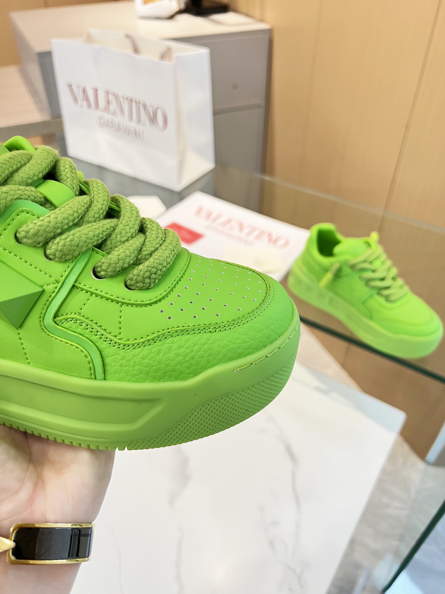 𝑽𝒂𝒍𝒆𝒏𝒕𝒊𝒏𝒐 Valentino 𝑶𝒏𝒆𝑺𝒕𝒖𝒅 Colección de zapatillas para parejas Valentino New Coupl