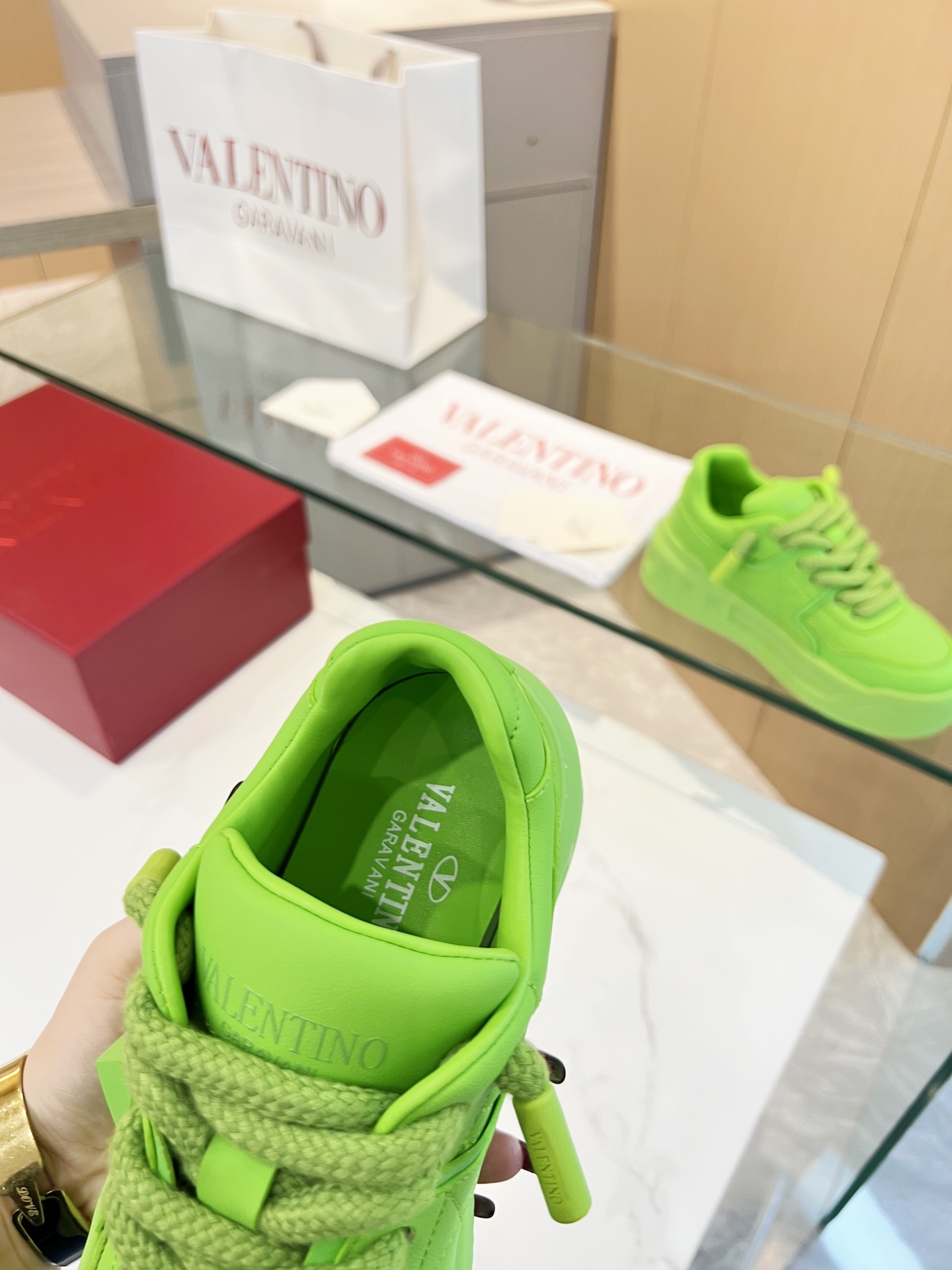 𝑽𝒂𝒍𝒆𝒏𝒕𝒊𝒏𝒐 Valentino 𝑶𝒏𝒆𝑺𝒕𝒖𝒅 Colección de zapatillas para parejas Valentino New Coupl