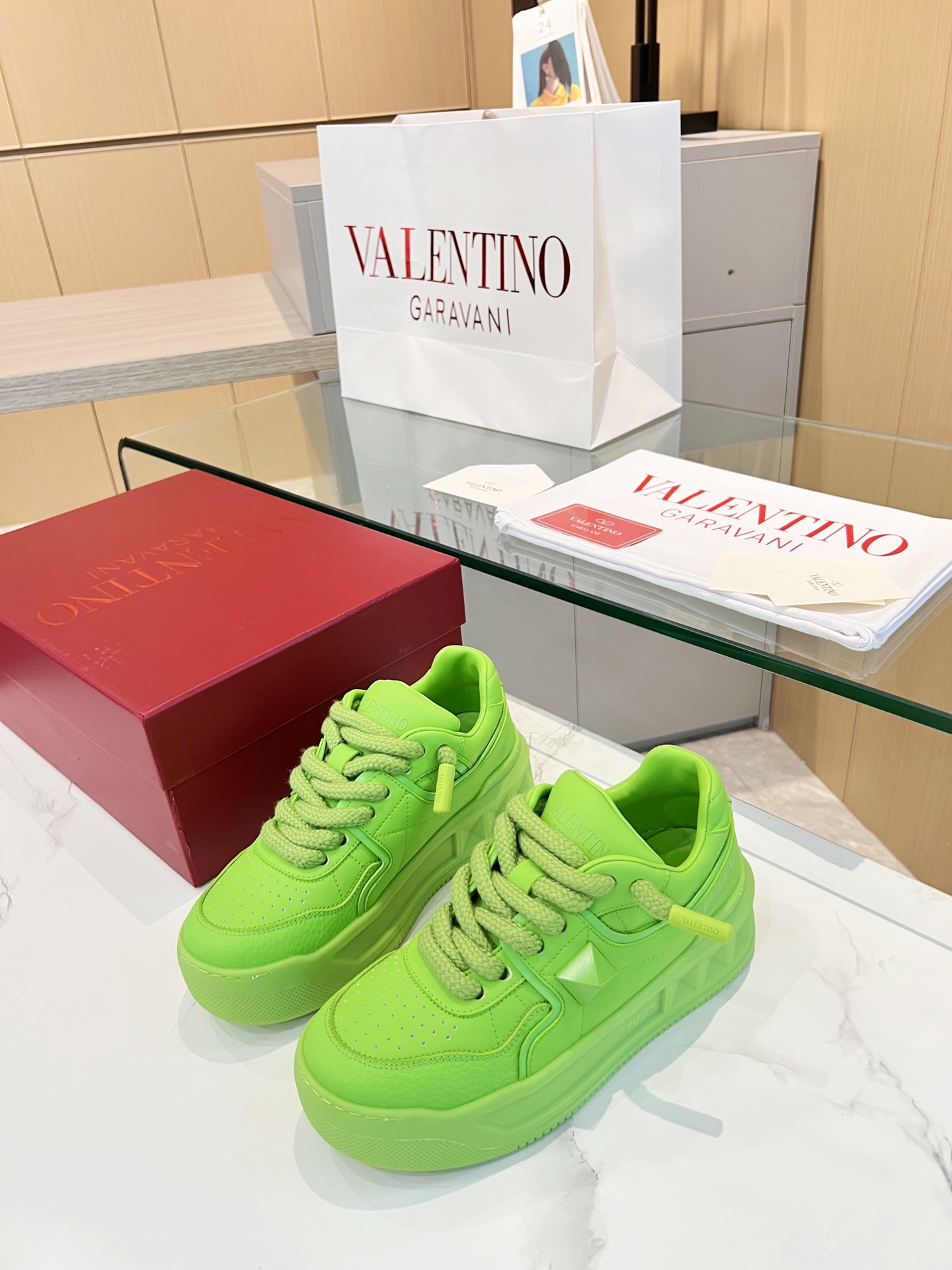 𝑽𝒂𝒍𝒆𝒏𝒕𝒊𝒏𝒐 Valentino 𝑶𝒏𝒆𝑺𝒕𝒖𝒅 Colección de zapatillas para parejas Valentino New Coupl