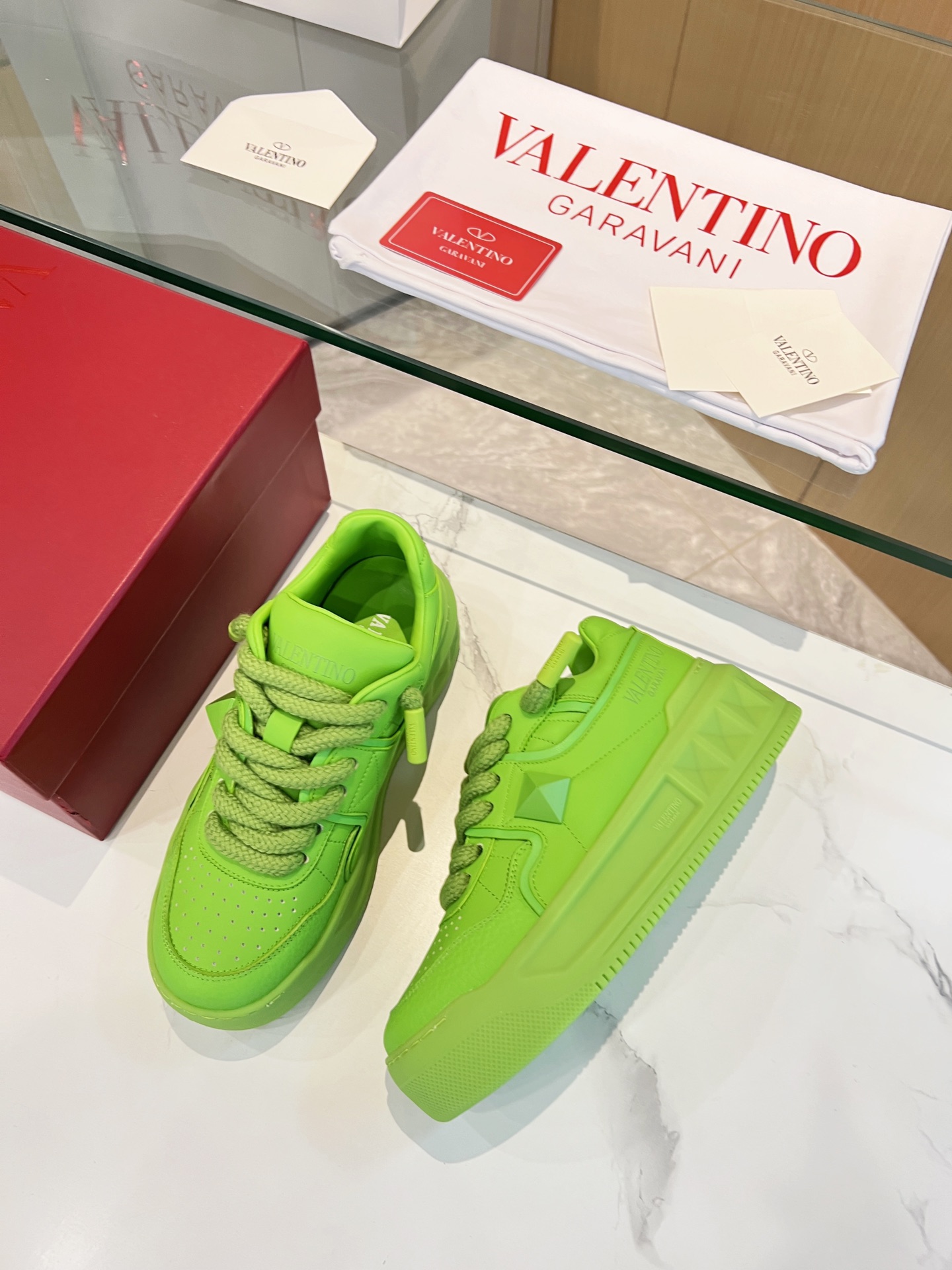 𝑽𝒂𝒍𝒆𝒏𝒕𝒊𝒏𝒐 Valentino 𝑶𝒏𝒆𝑺𝒕𝒖𝒅 Colección de zapatillas para parejas Valentino New Coupl