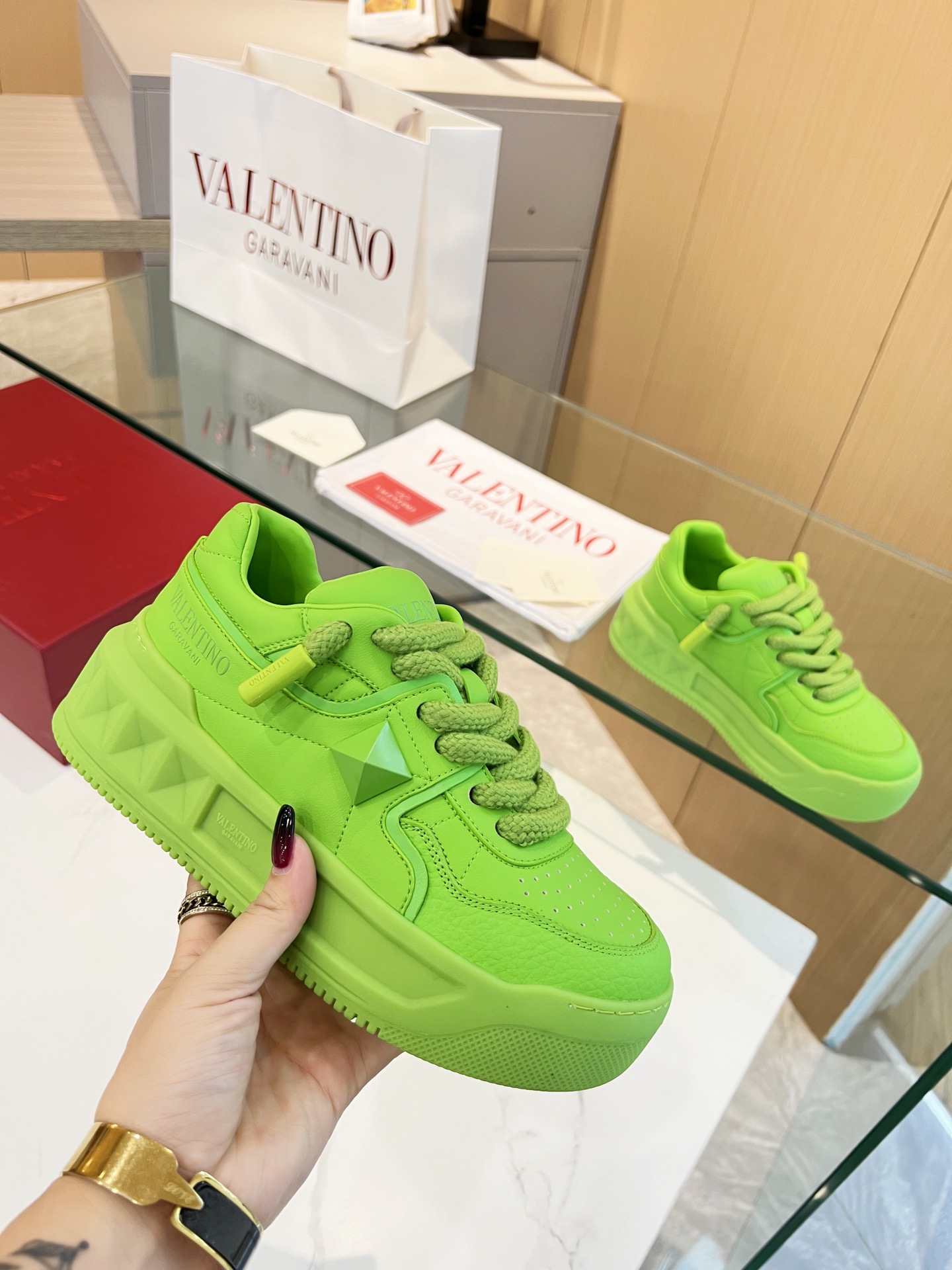 𝑽𝒂𝒍𝒆𝒏𝒕𝒊𝒏𝒐 Valentino 𝑶𝒏𝒆𝑺𝒕𝒖𝒅 Colección de zapatillas para parejas Valentino New Coupl