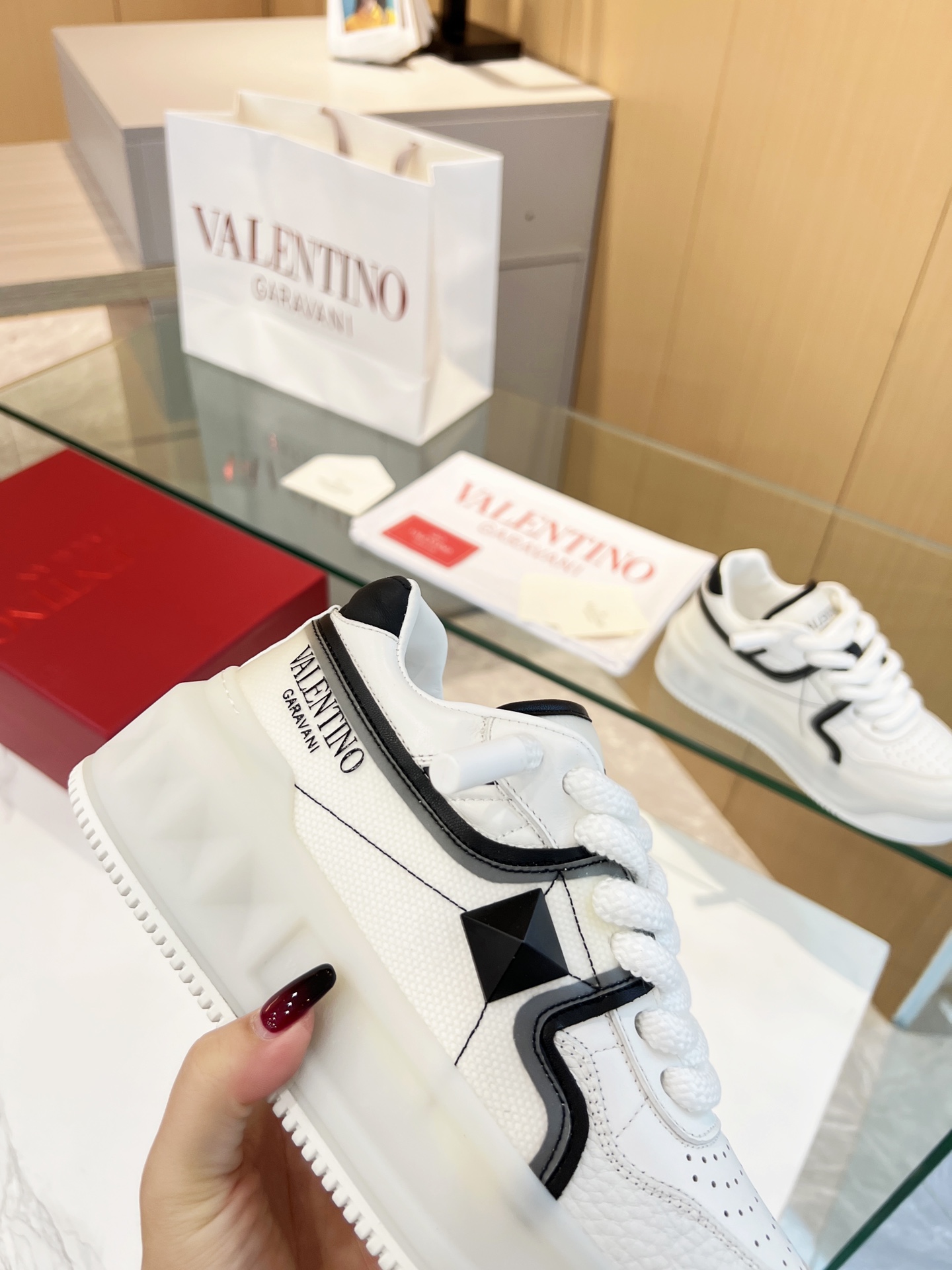 𝑽𝒂𝒍𝒆𝒏𝒕𝒊𝒏𝒐 Valentino 𝑶𝒏𝒆𝑺𝒕𝒖𝒅 Colección de zapatillas para parejas Valentino New Coupl