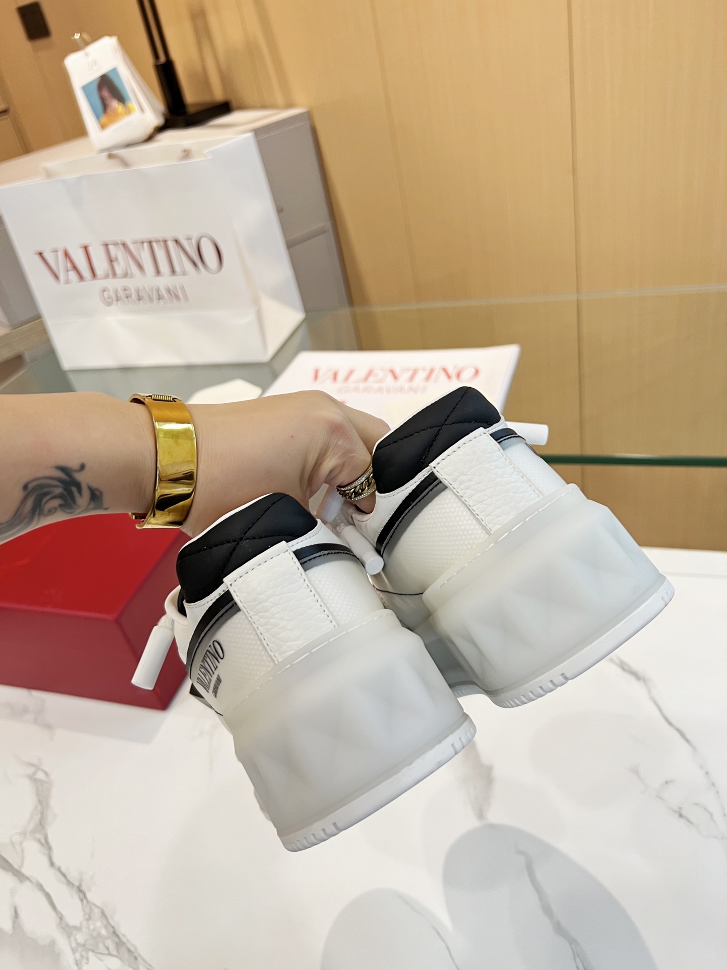 𝑽𝒂𝒍𝒆𝒏𝒕𝒊𝒏𝒐 Valentino 𝑶𝒏𝒆𝑺𝒕𝒖𝒅 Colección de zapatillas para parejas Valentino New Coupl